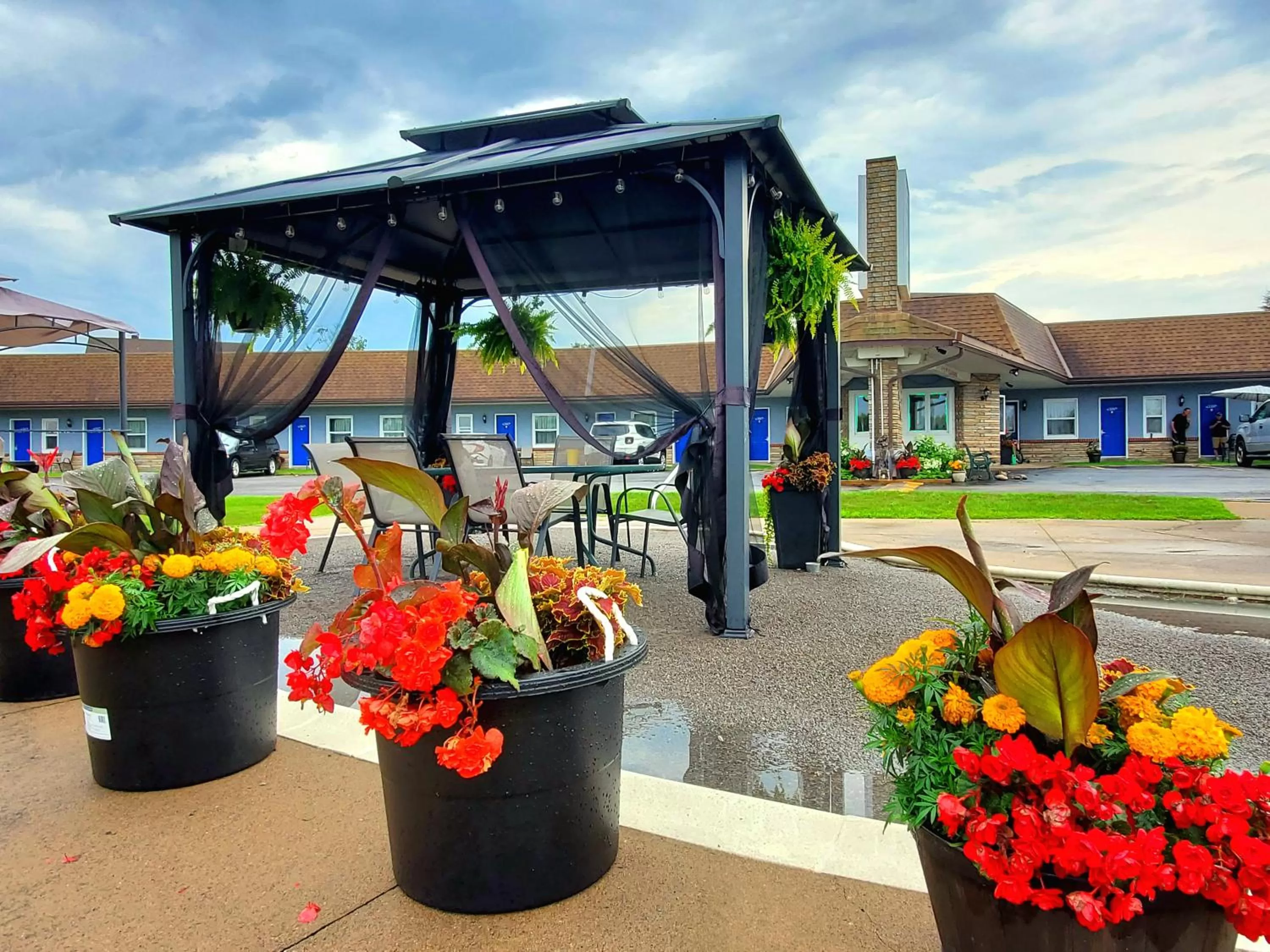 Spring in Knights Inn Colonial Fireside Inn