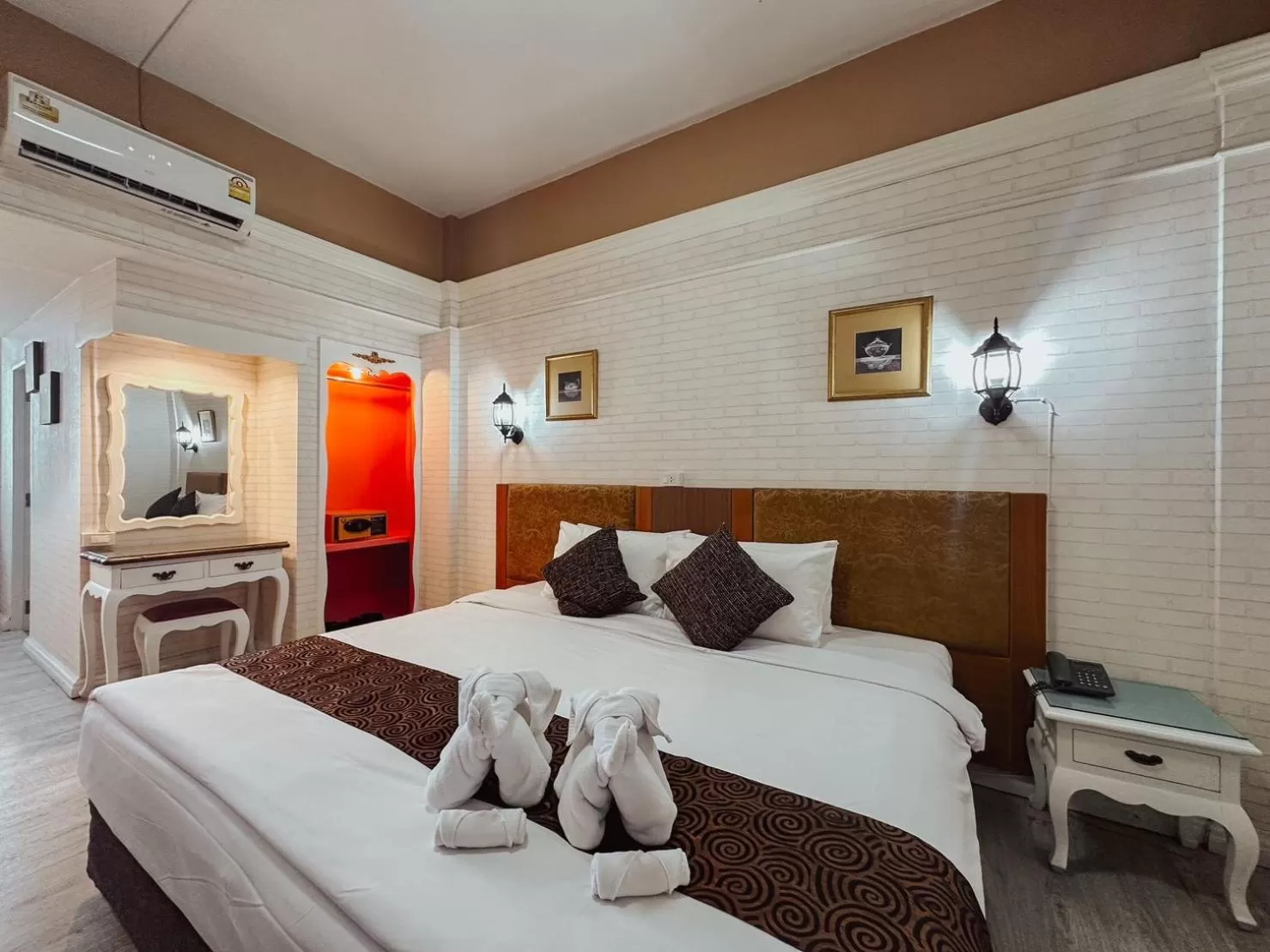 Bed in Hotel De Khuvieng