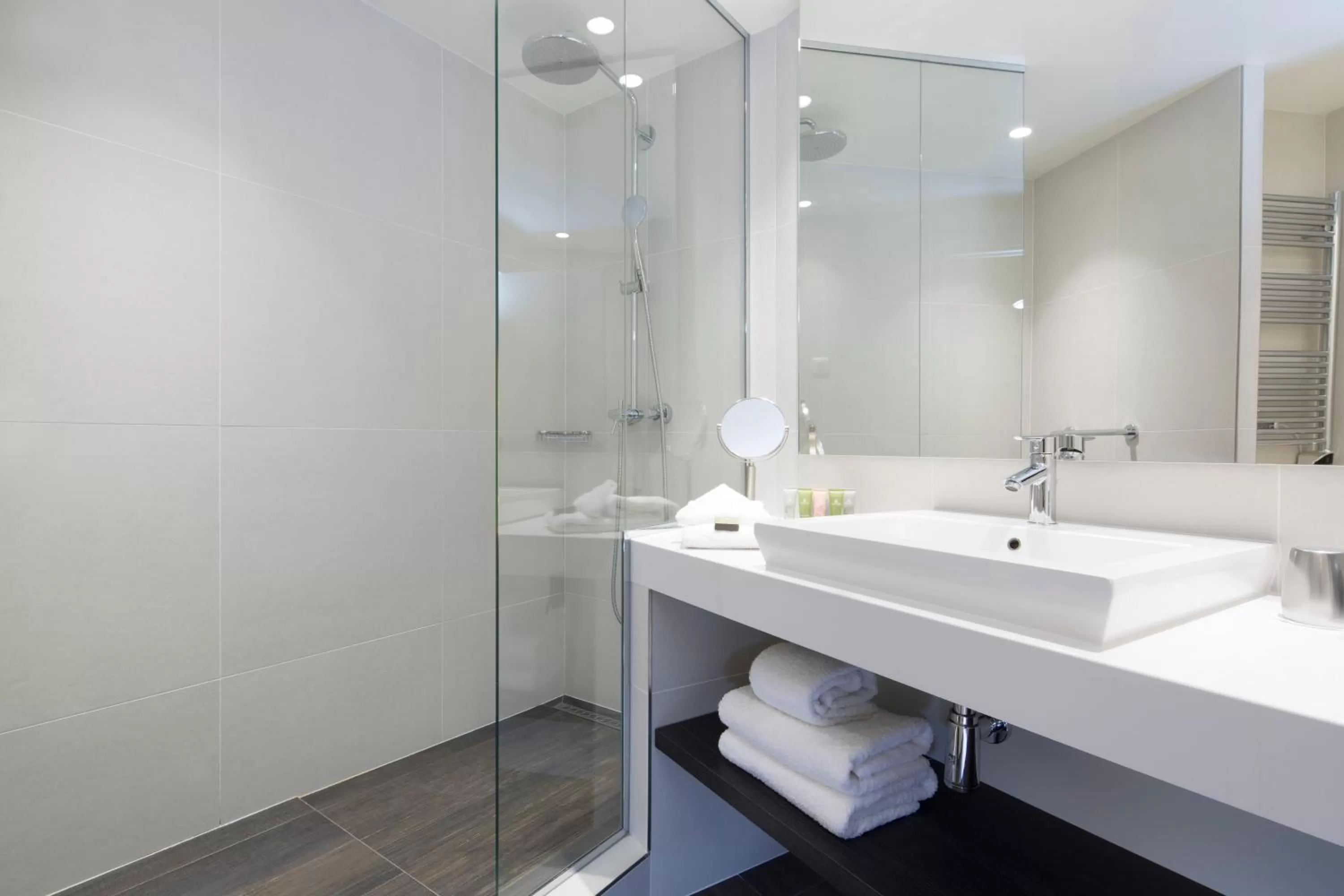 Shower in Garden-Elysée