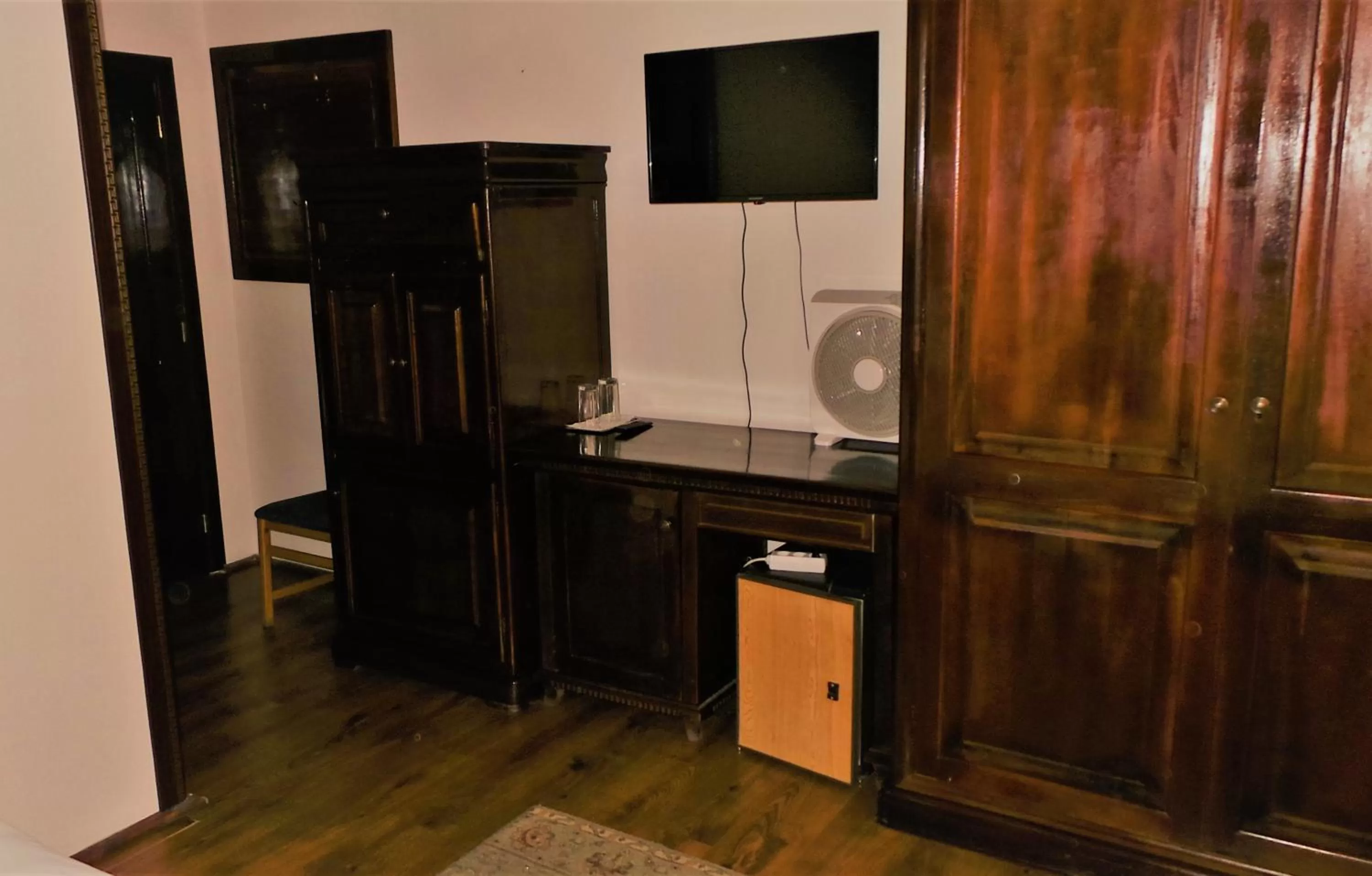 TV and multimedia, TV/Entertainment Center in Hotel Sonne