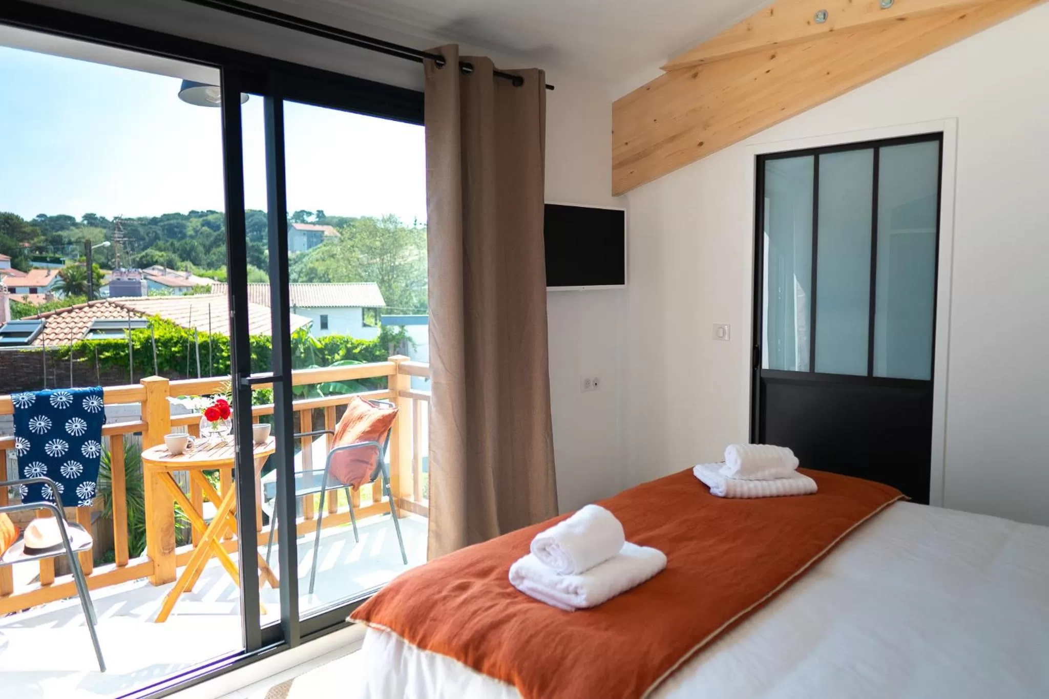 Photo of the whole room in Biarritz Surf Lodge Chambre d'hôtes