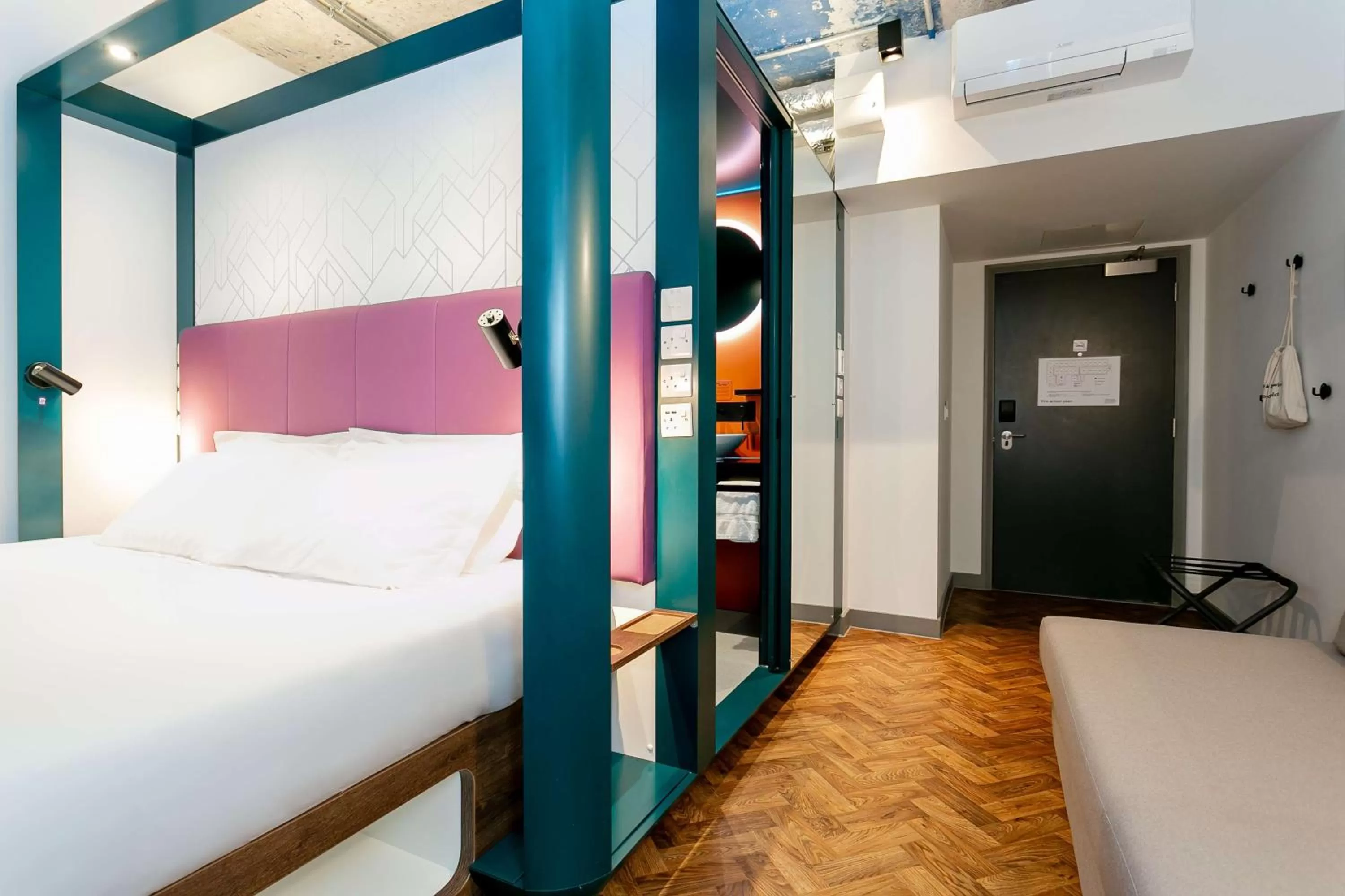 Bedroom, Bed in YOTEL Manchester Deansgate