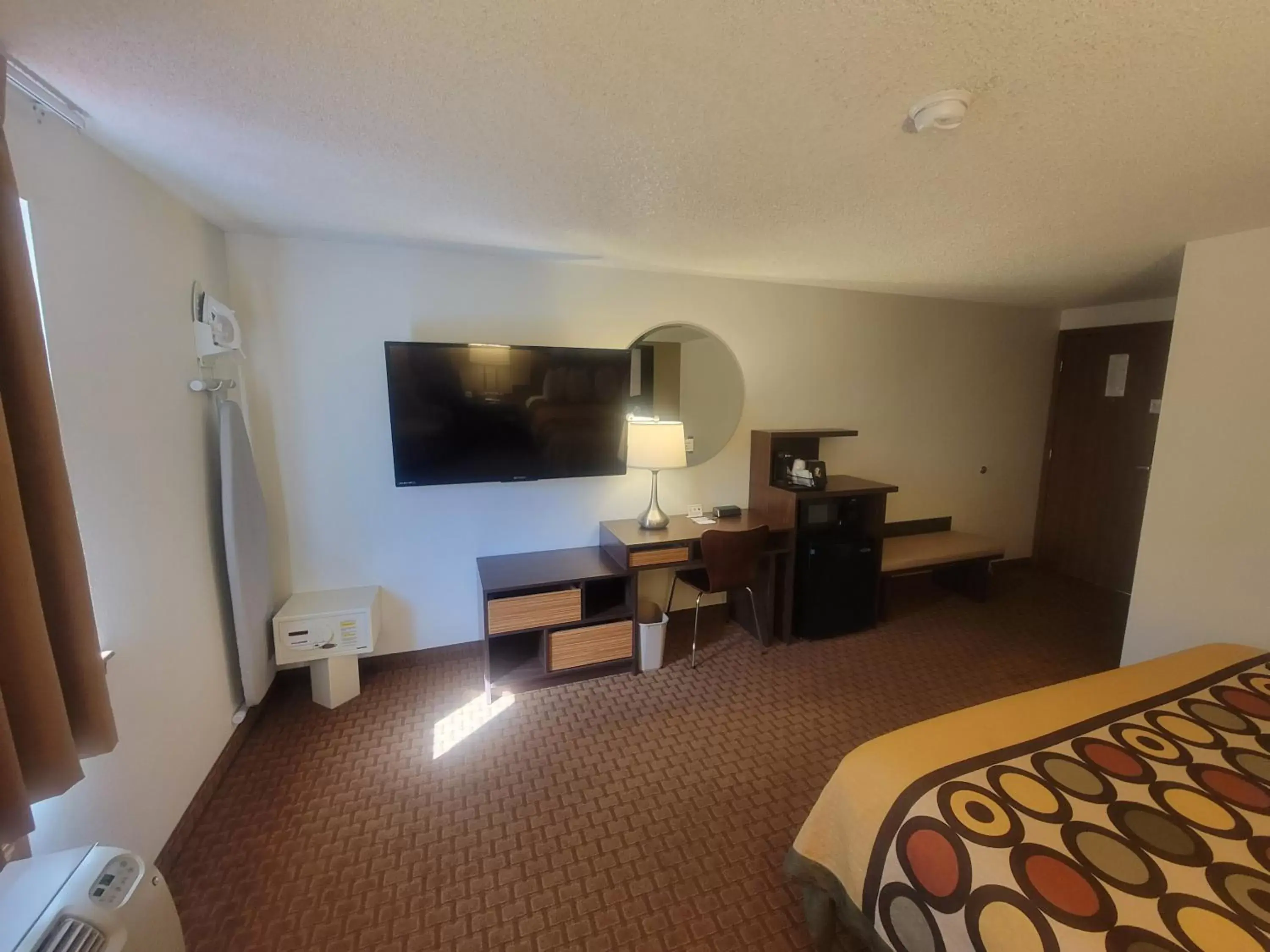 King Suite - Non-Smoking in Super 8 by Wyndham Cody King Suite - Non-Smoking in Super 8 by Wyndham Cody