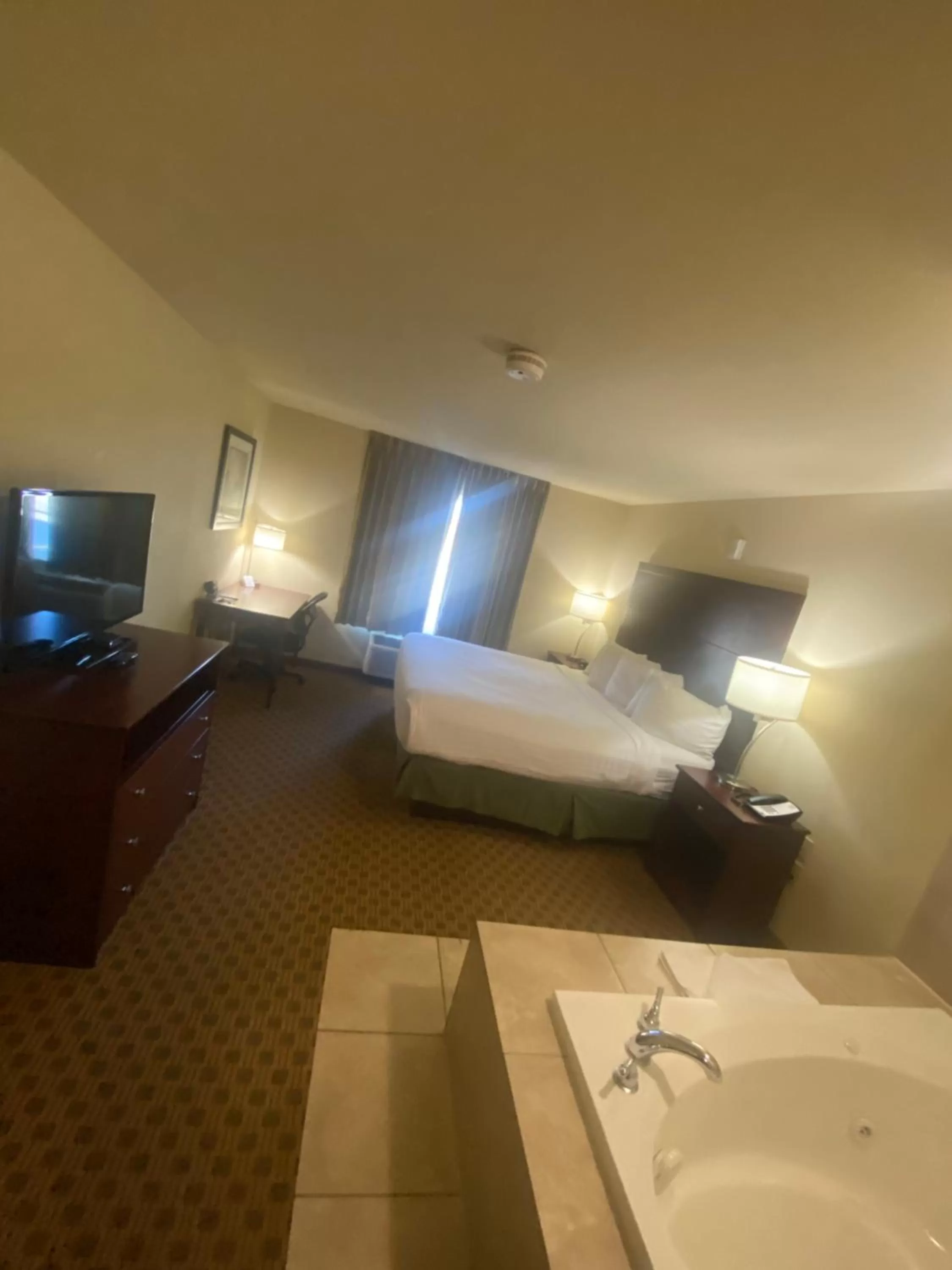 Bed in Cobblestone Hotel & Suites - Broken Bow