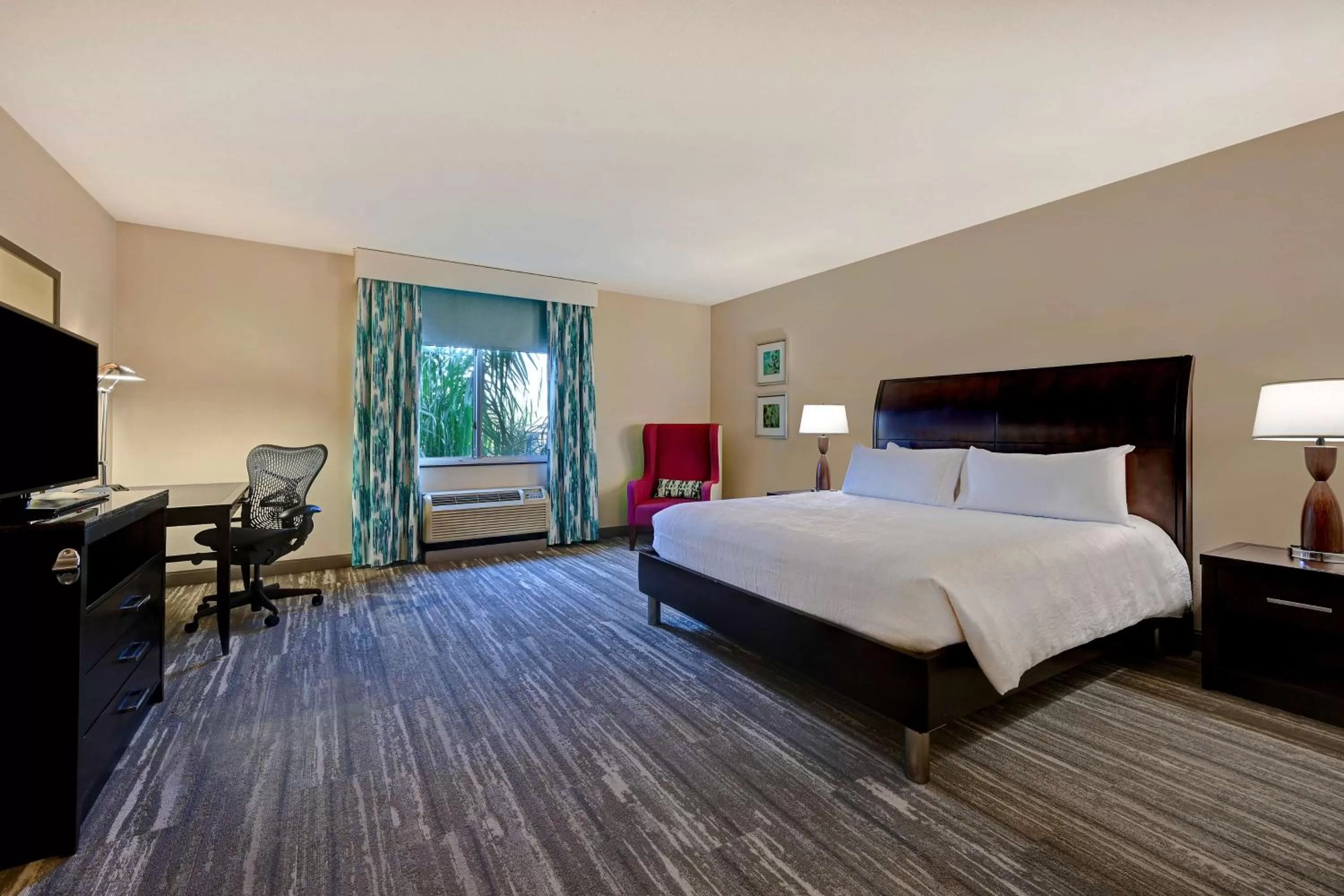Bedroom, Bed in Hilton Garden Inn San Bernardino