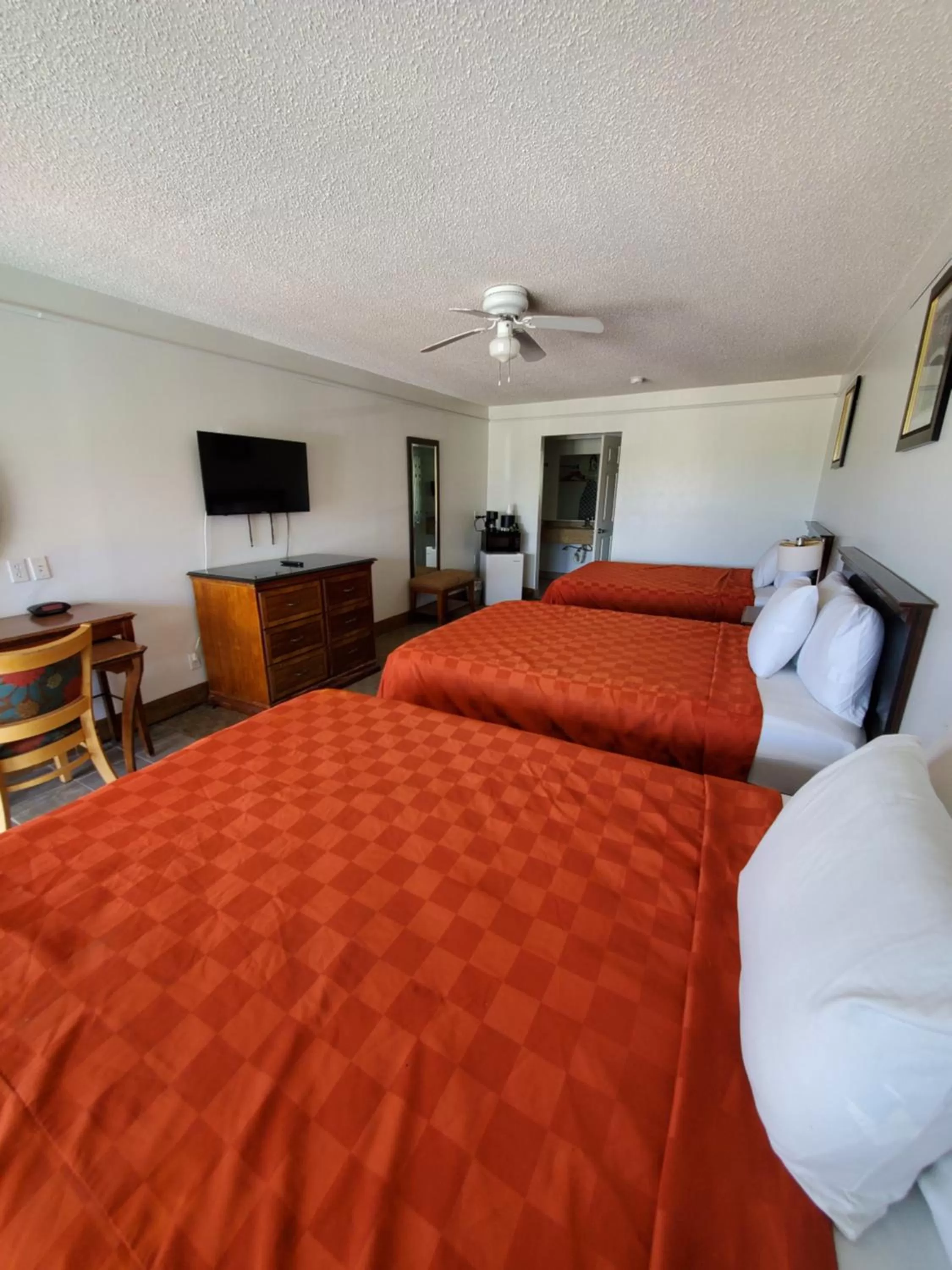 Bed in Deluxe Inn and Suites