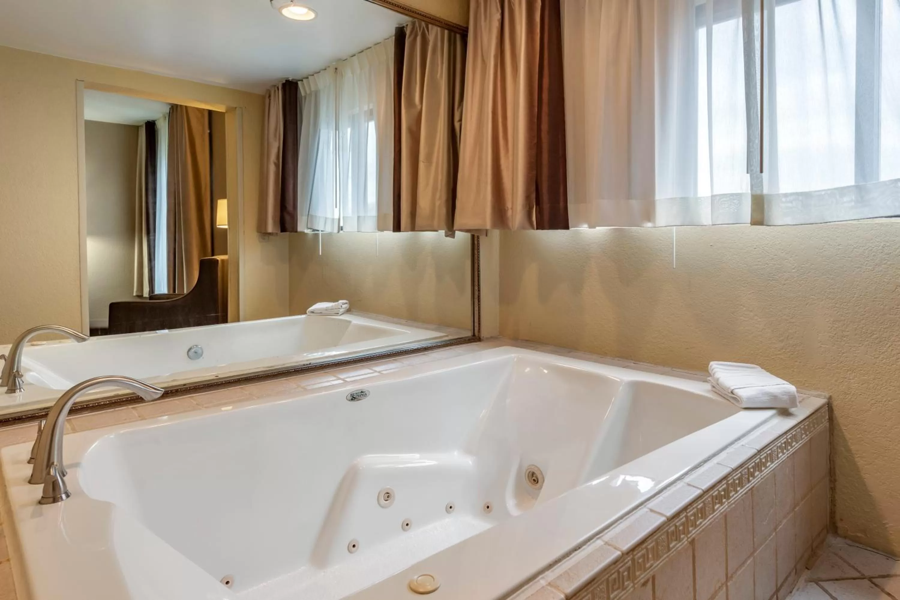 Public Bath in Comfort Inn Madison near Clifty Falls