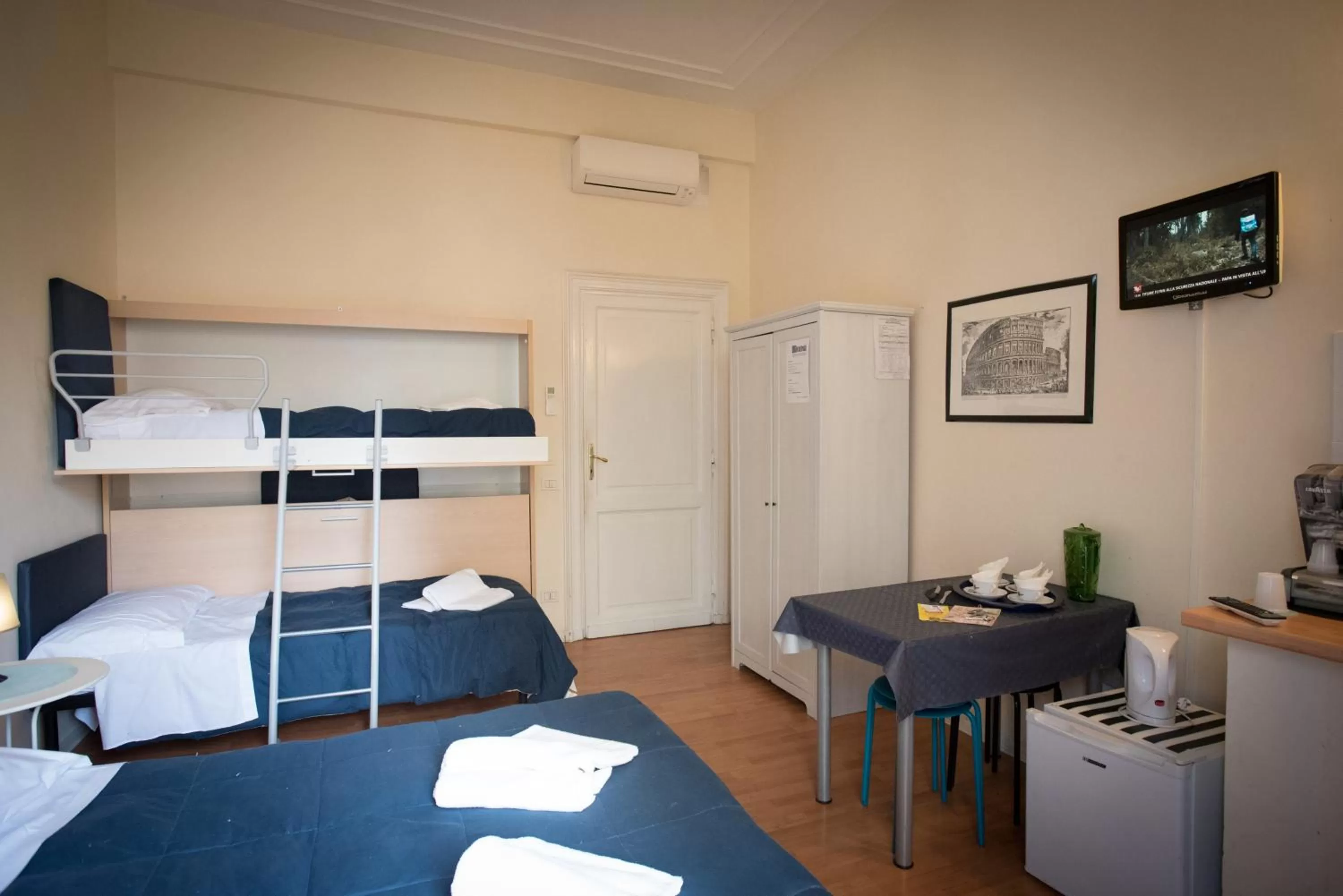 Photo of the whole room, Bed in Quo Vadis Roma 2