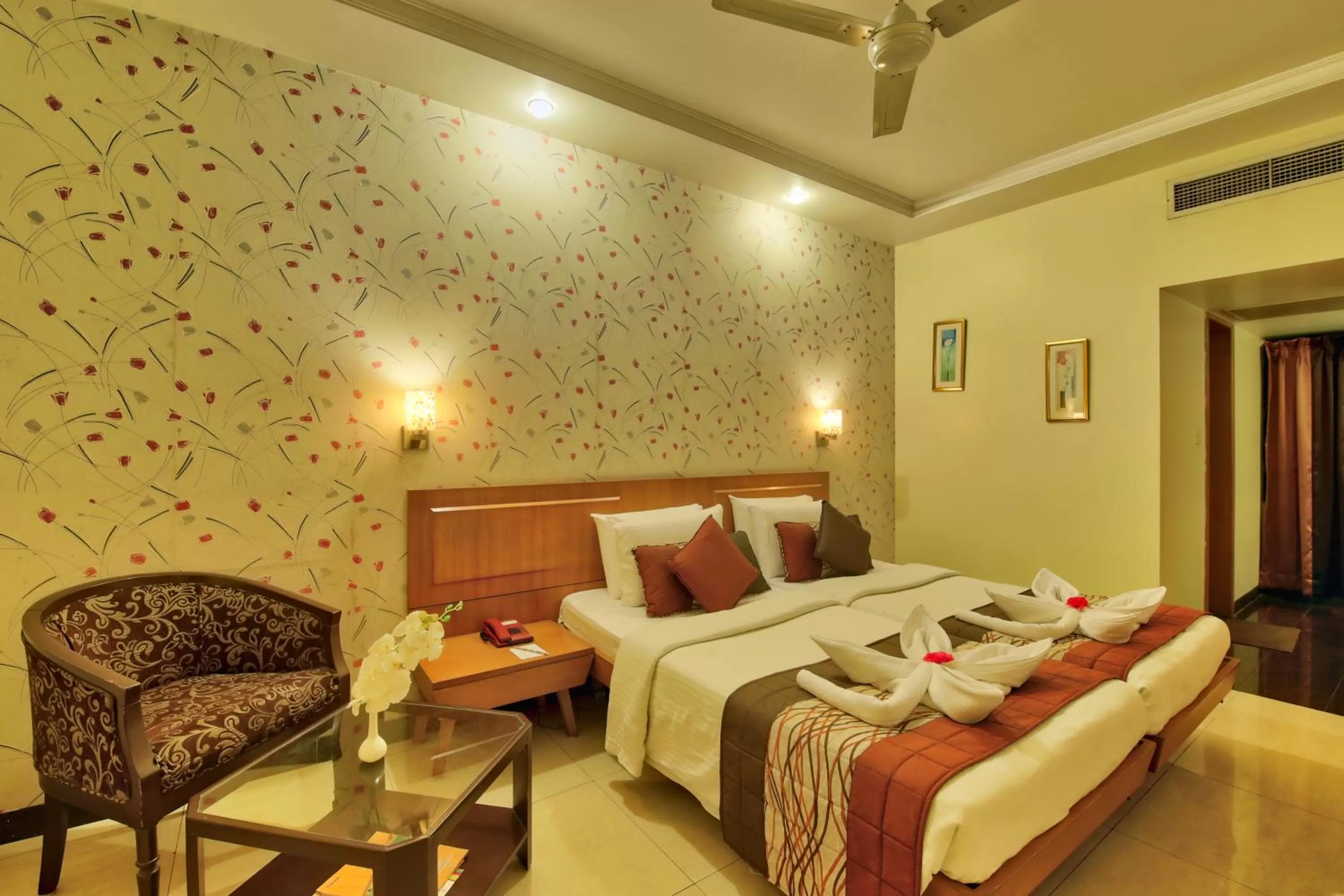 Bed in Vishwaratna Hotel