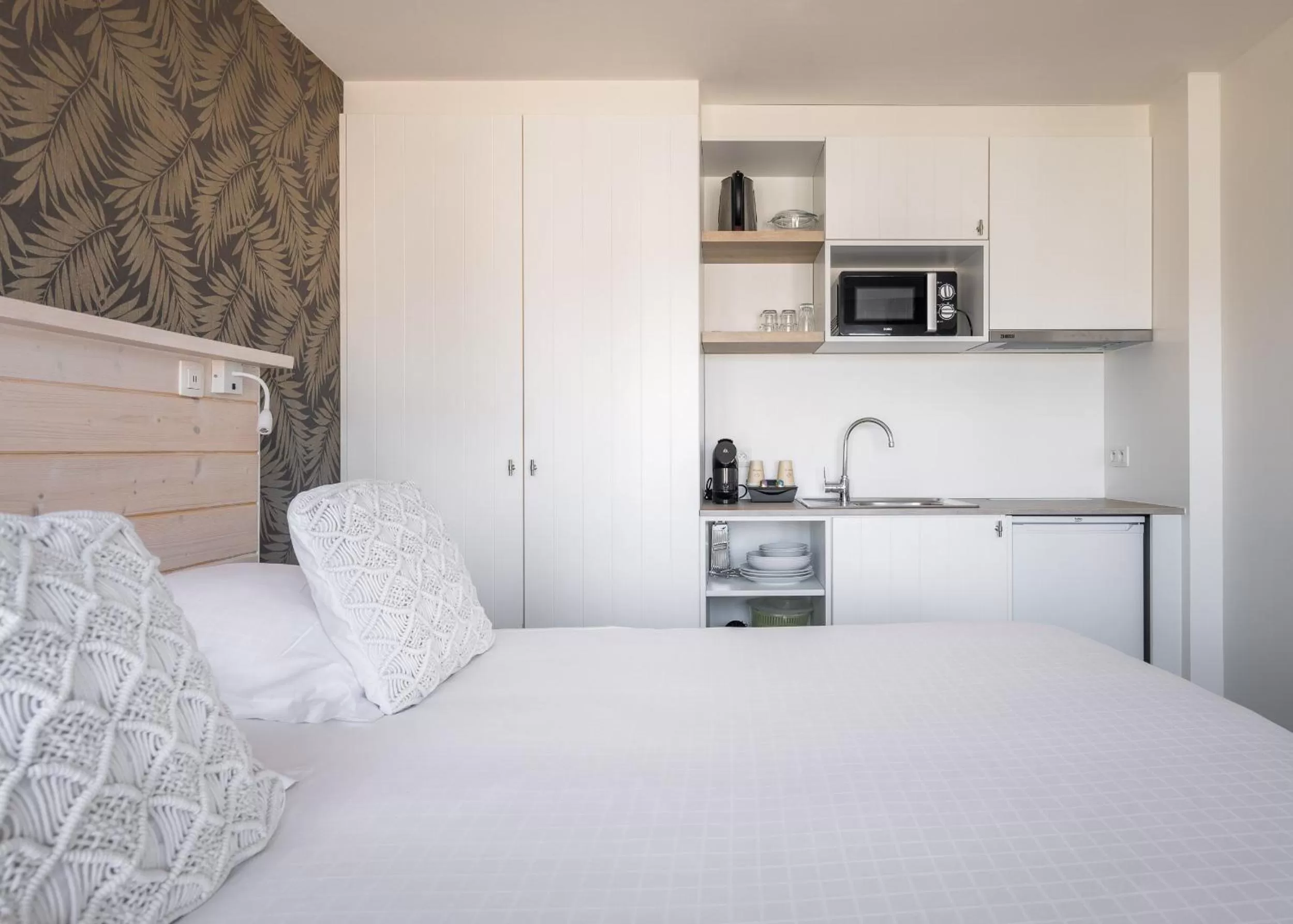 Kitchen or kitchenette, Bed in West Bay