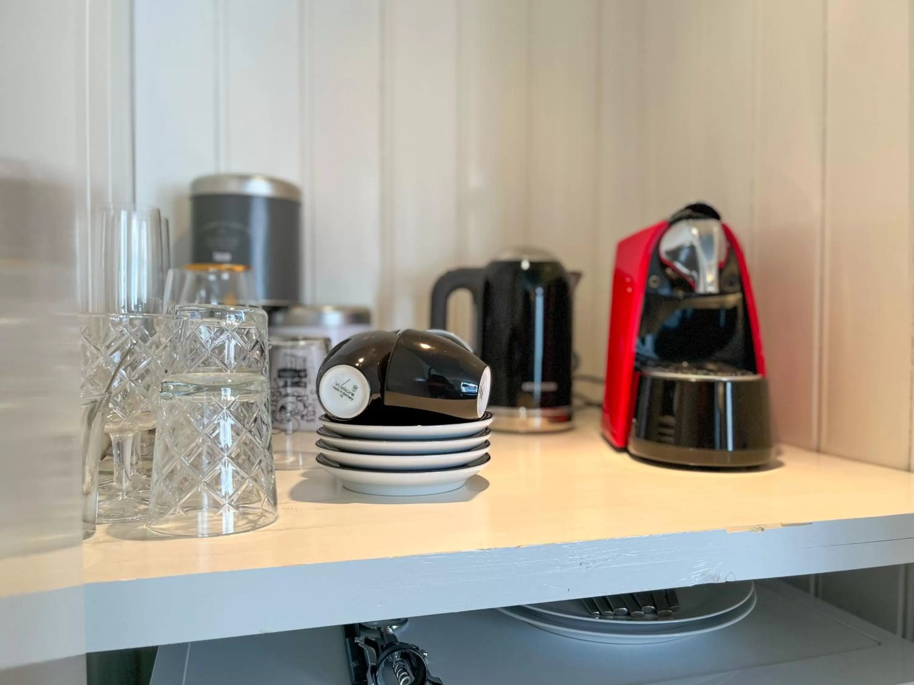 Coffee/tea facilities in Van der Gang Suites uniek design in hartje Dokkum