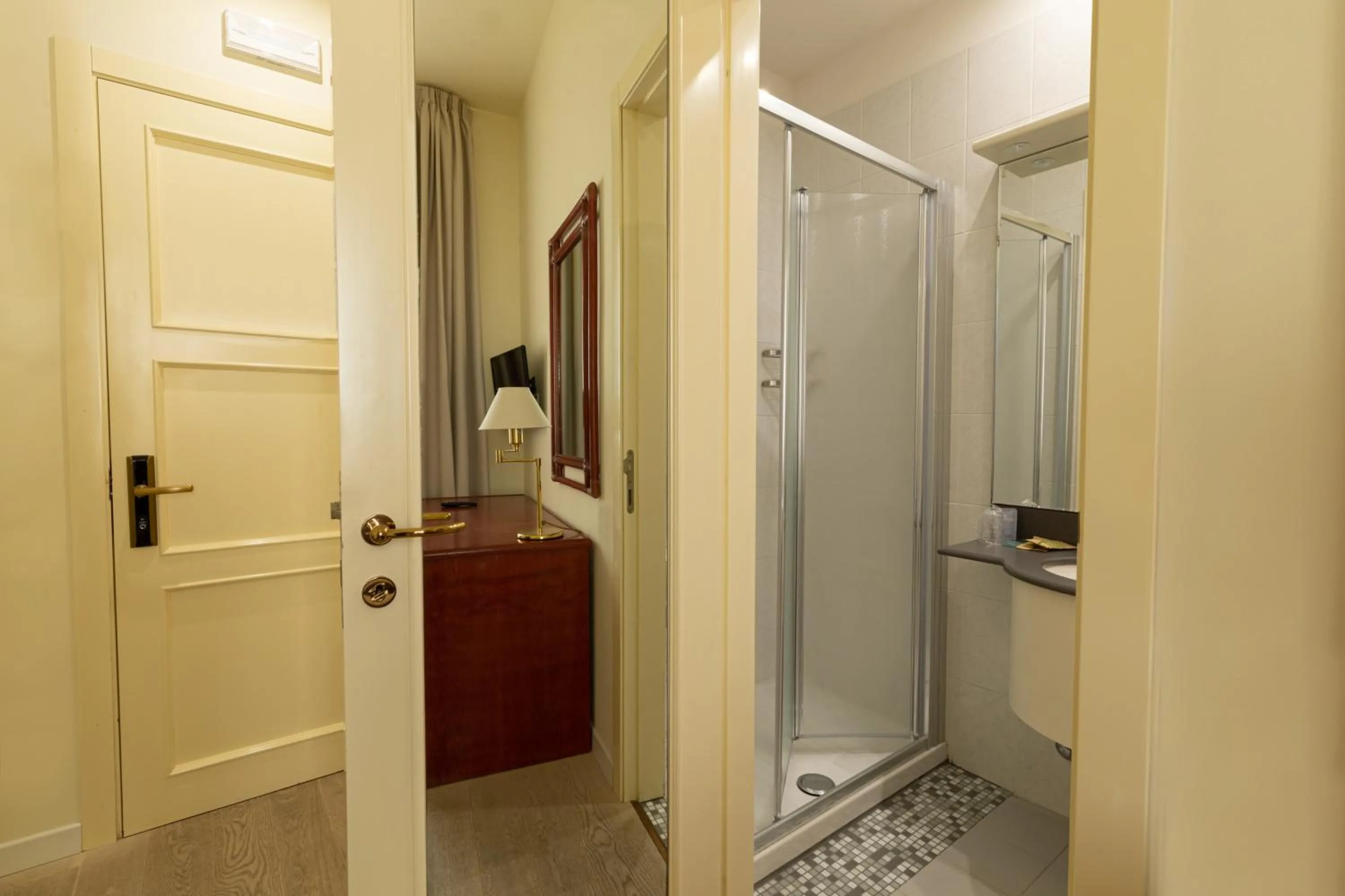 Shower in Hotel Enzo