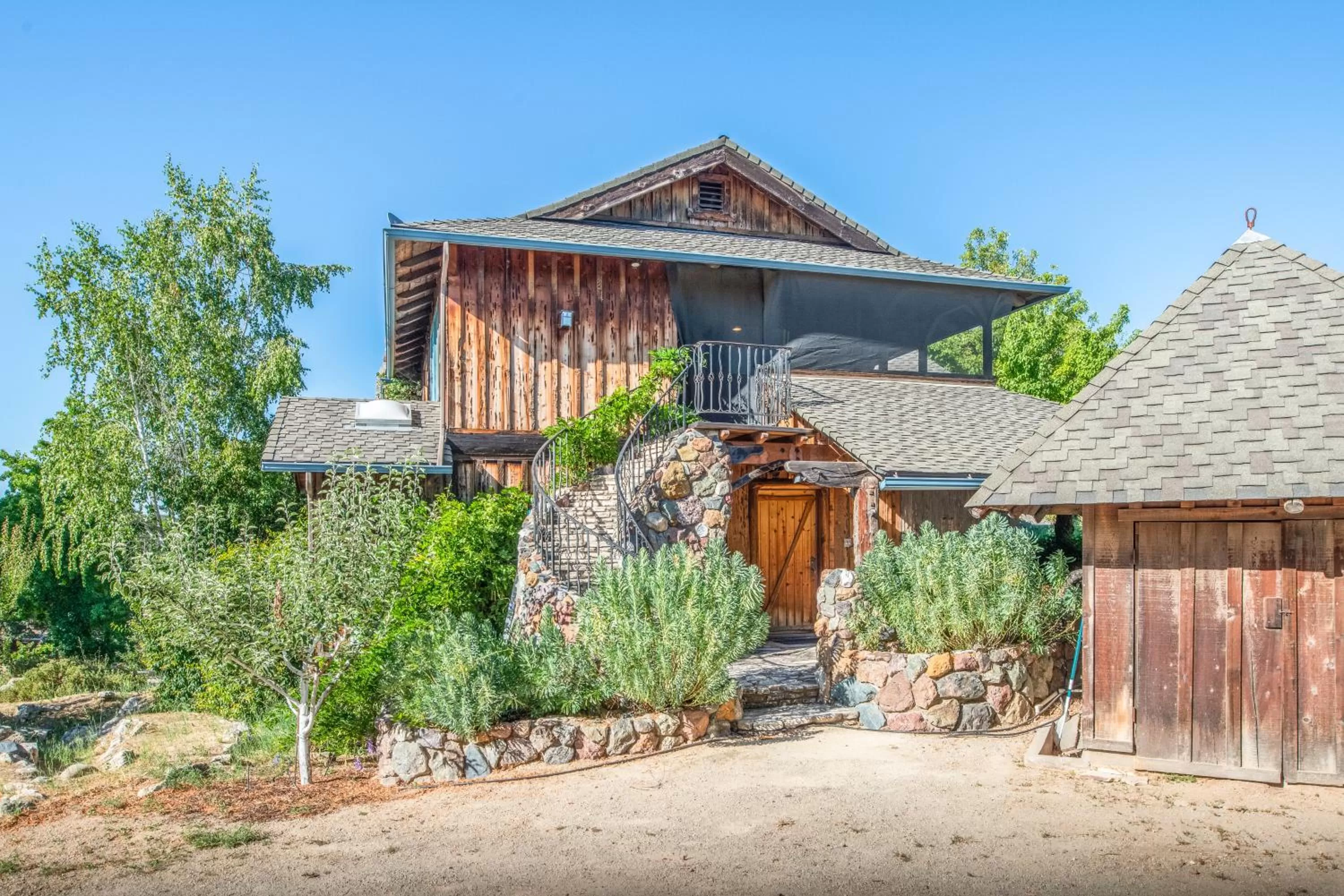 Property building in Inn Paradiso