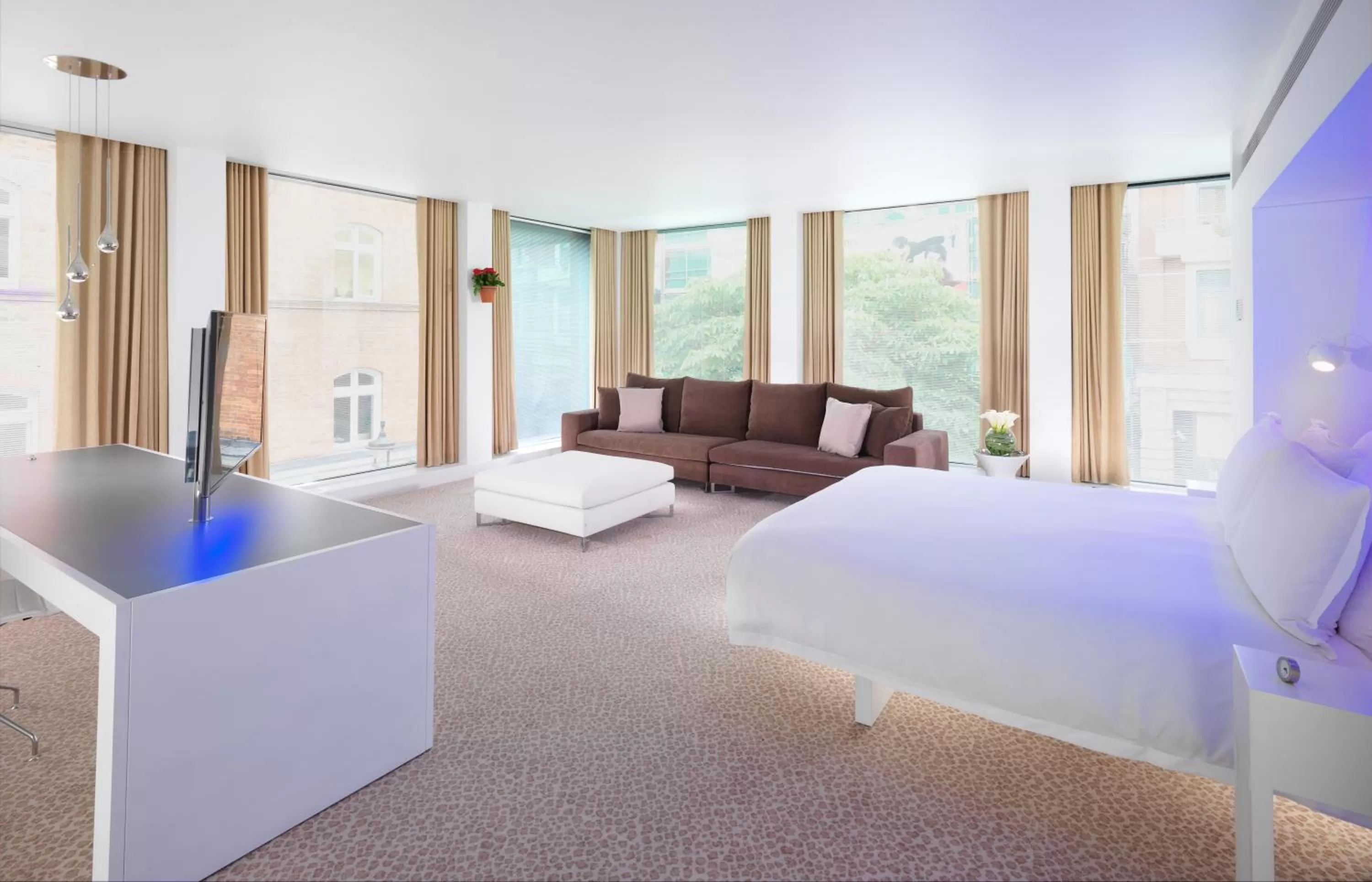 Photo of the whole room, Bed in St Martins Lane London