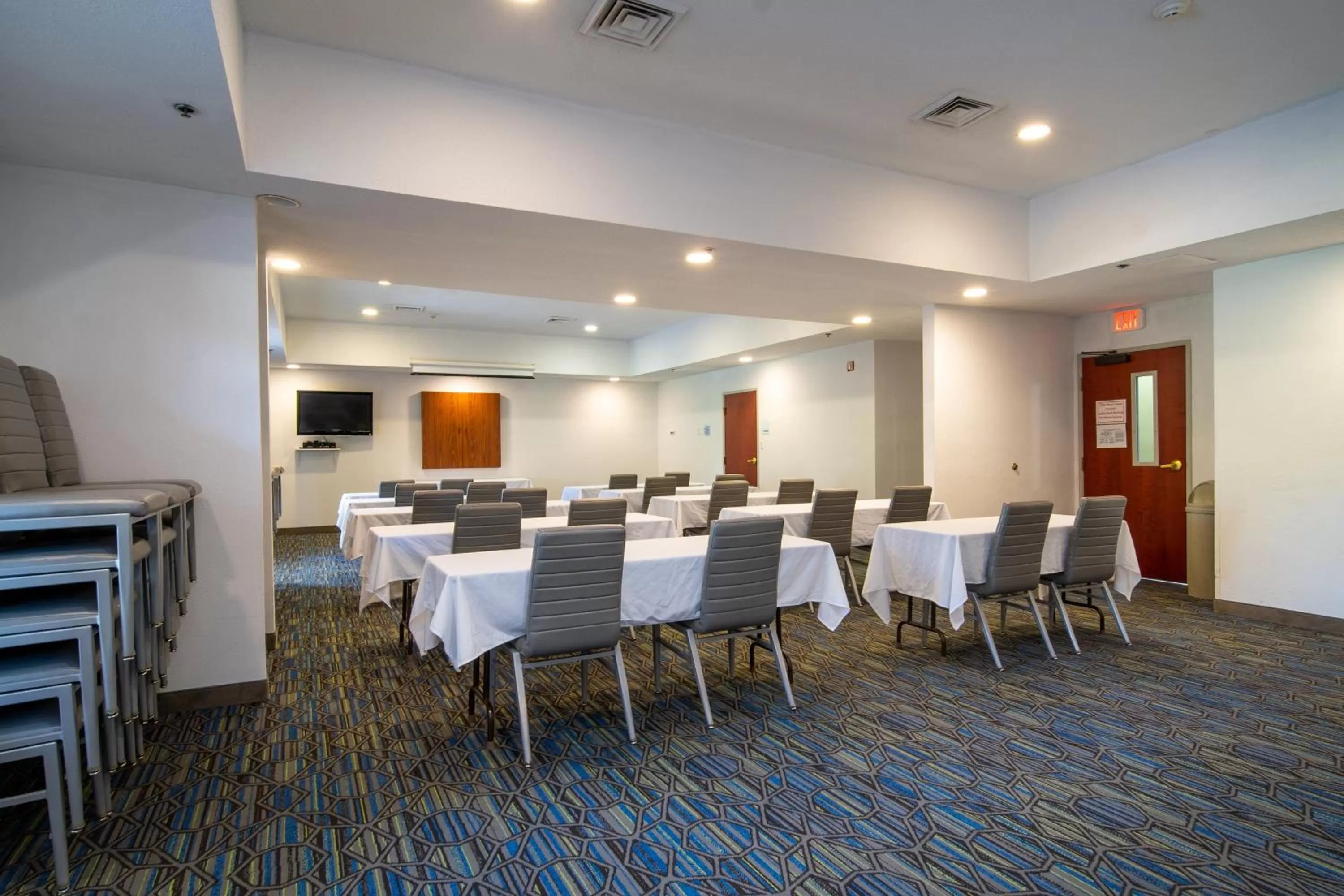 Meeting/conference room in Holiday Inn Express Hotel & Suites Bedford by IHG
