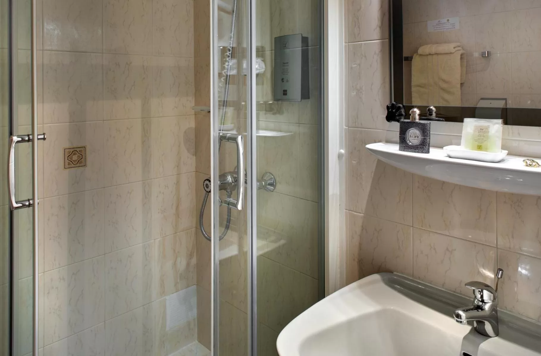 Shower in Logis Hôtel du Midi - Saint Etienne Sud