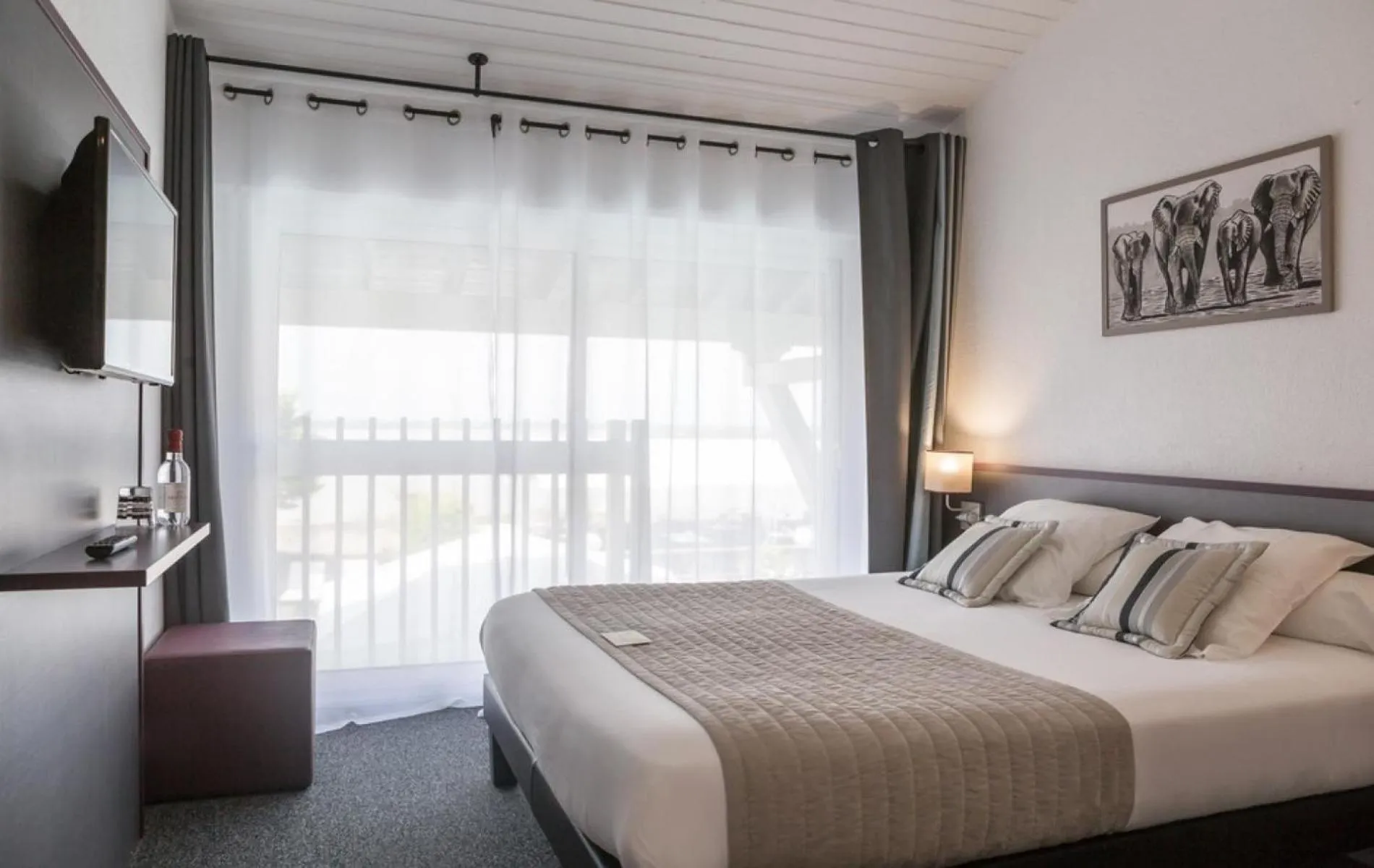 Photo of the whole room, Bed in Logis Hôtel Restaurant La Citadelle