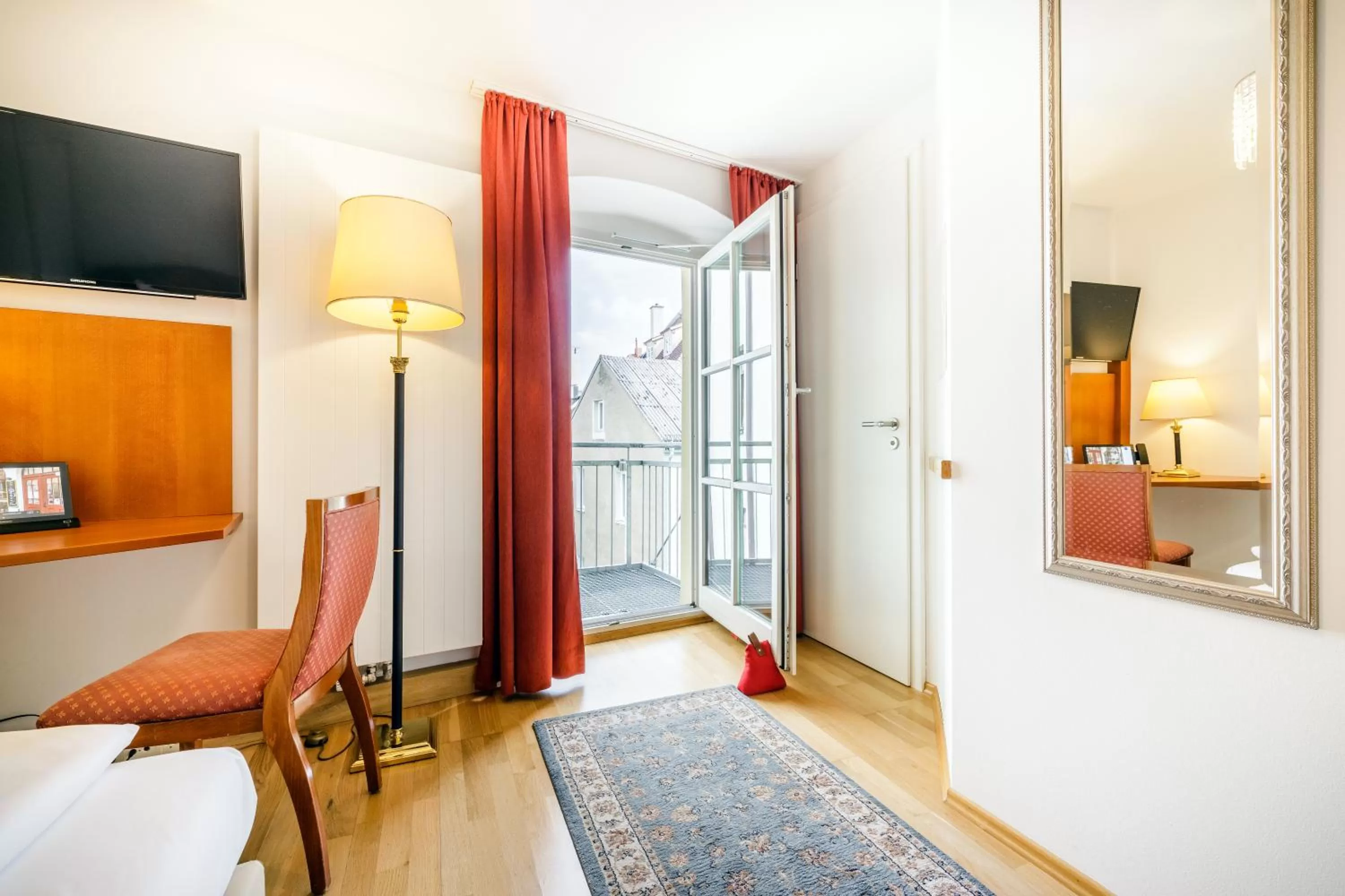 Photo of the whole room, Bed in Chin-Chin Hotel ehemals Bohemian Hotel