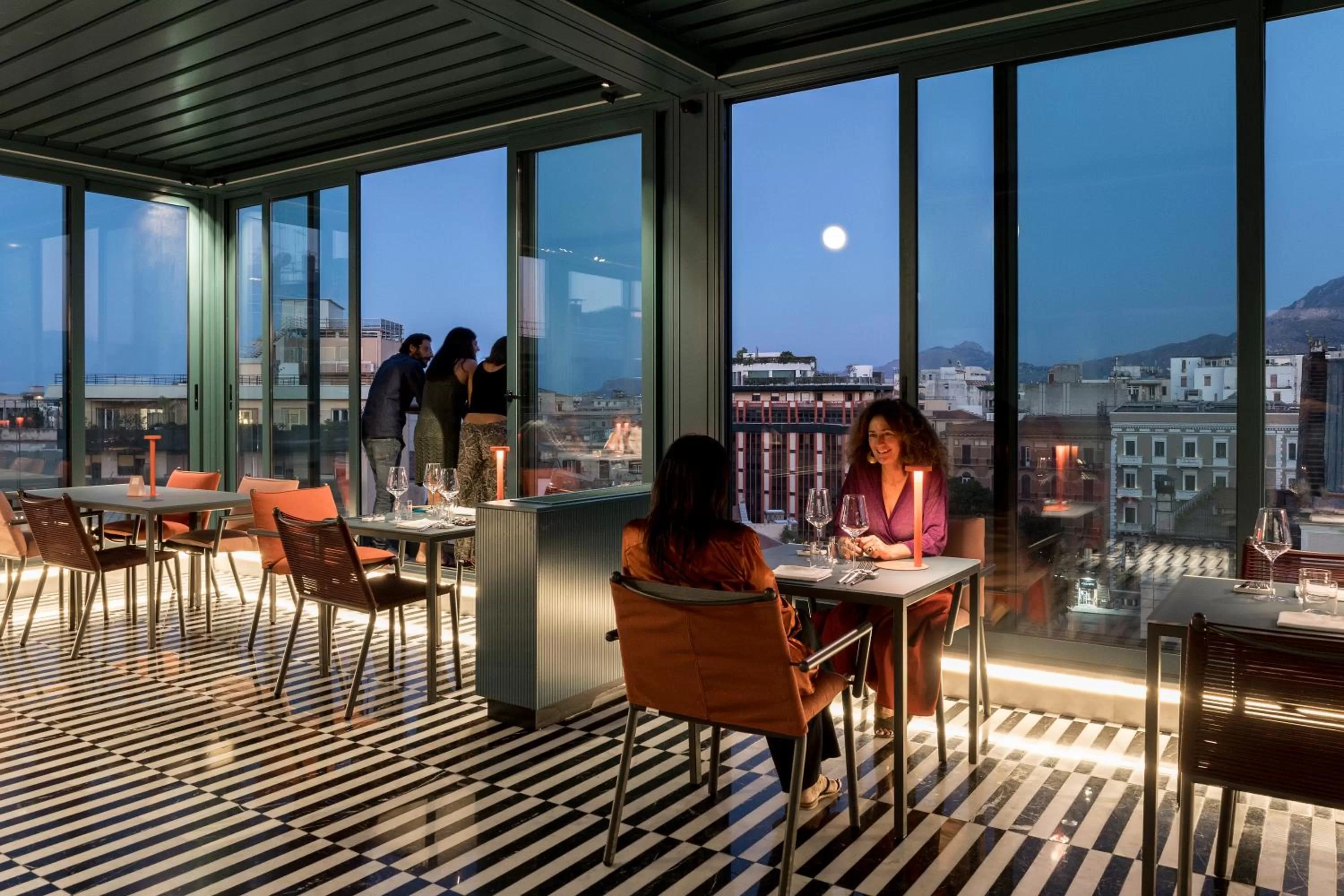 Restaurant/places to eat in Hotel Plaza Opéra