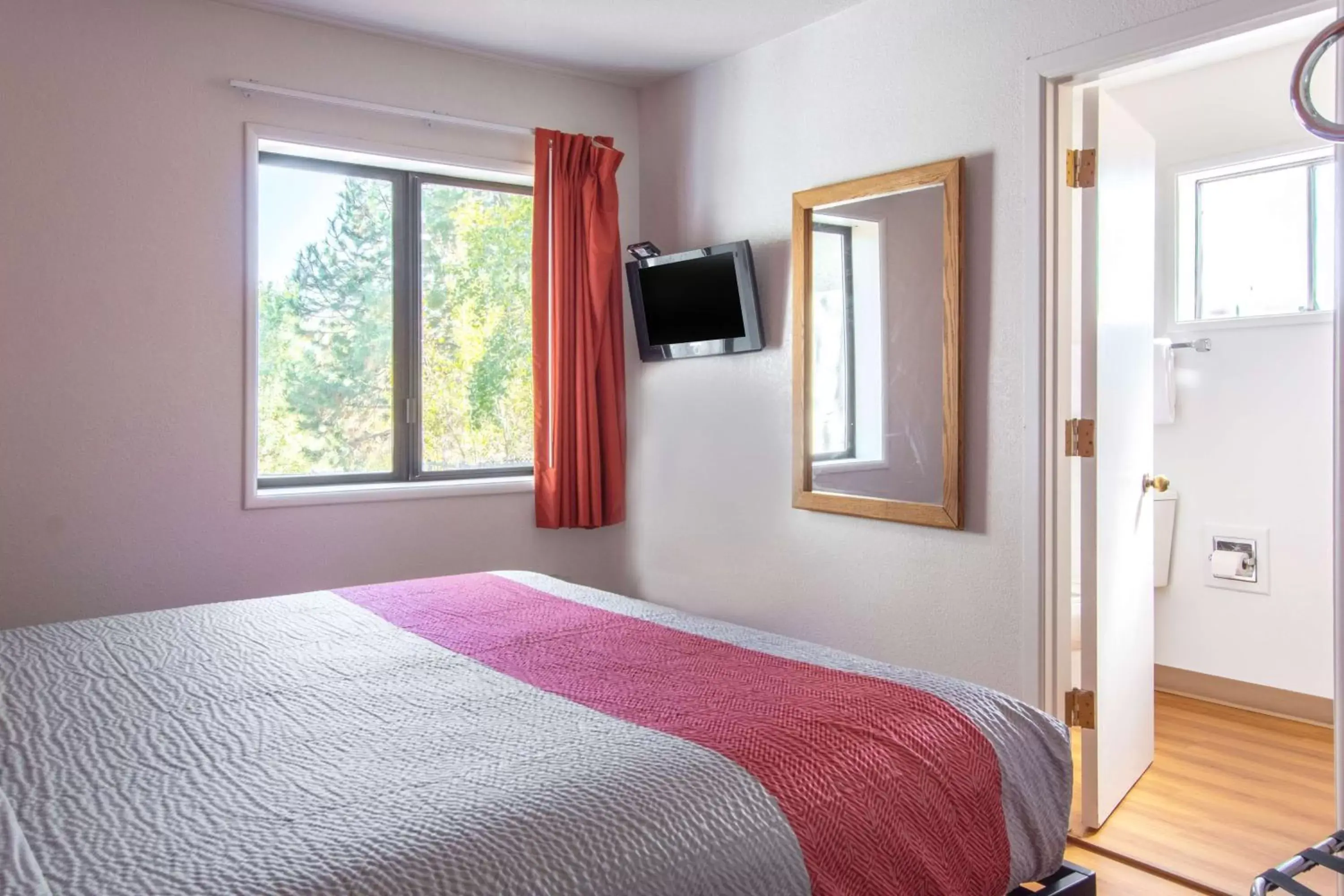 Deluxe King Room - single occupancy - Non-Smoking in Motel 6-Madras, OR Deluxe King Room - single occupancy - Non-Smoking in Motel 6-Madras, OR