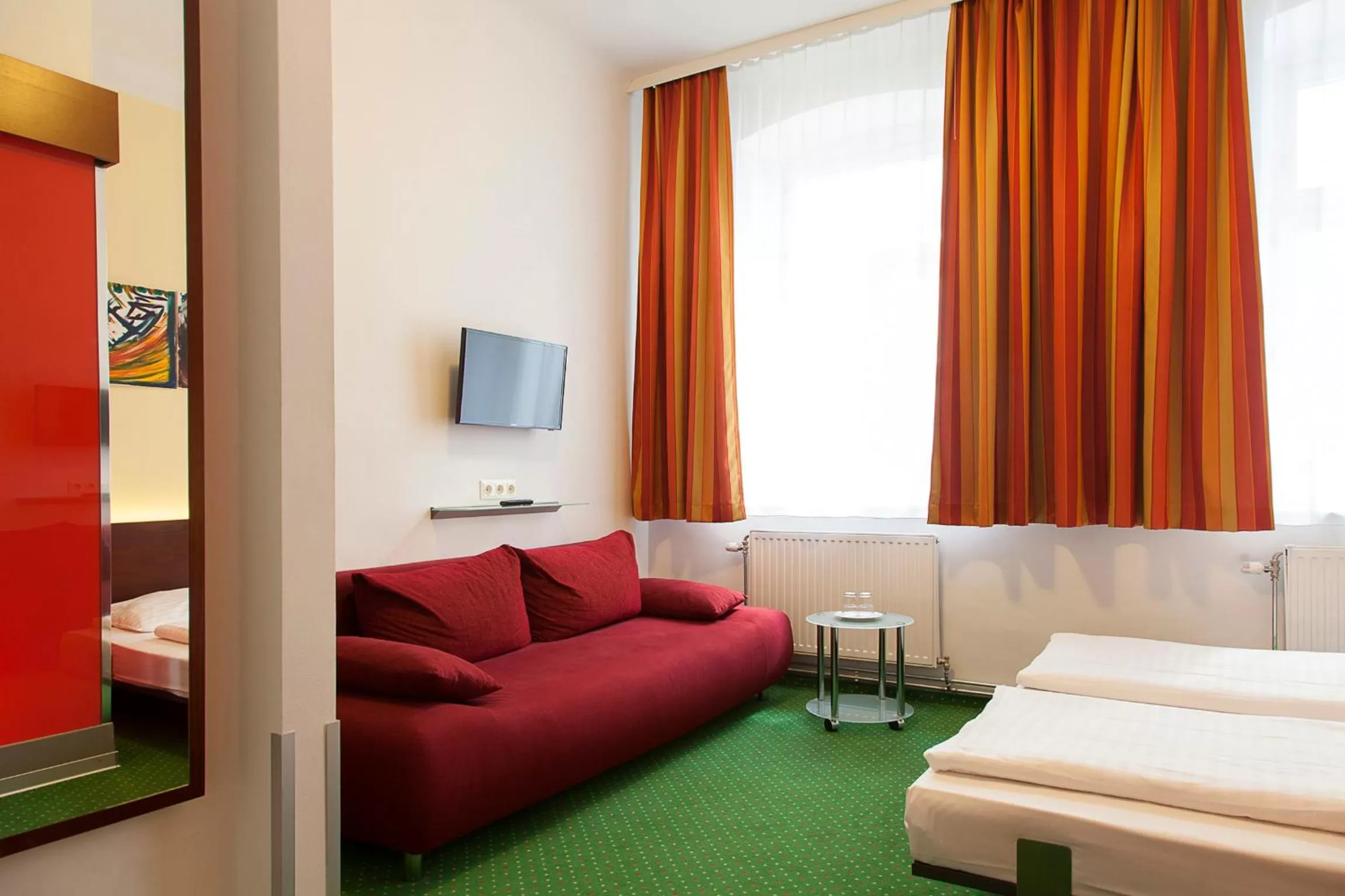 Seating area, Bed in Pension Stadthalle