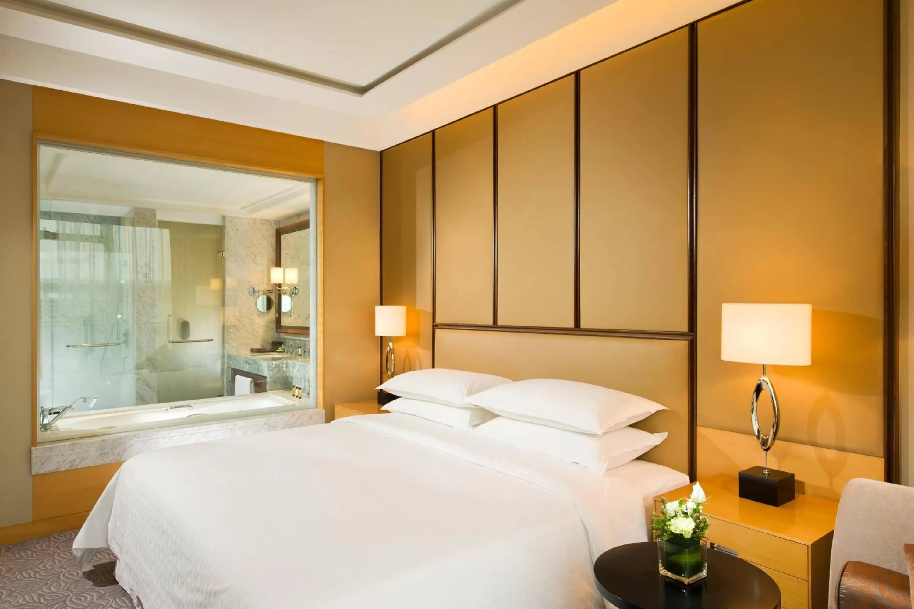 Photo of the whole room, Bed in Sheraton Qingdao Jiaozhou Hotel