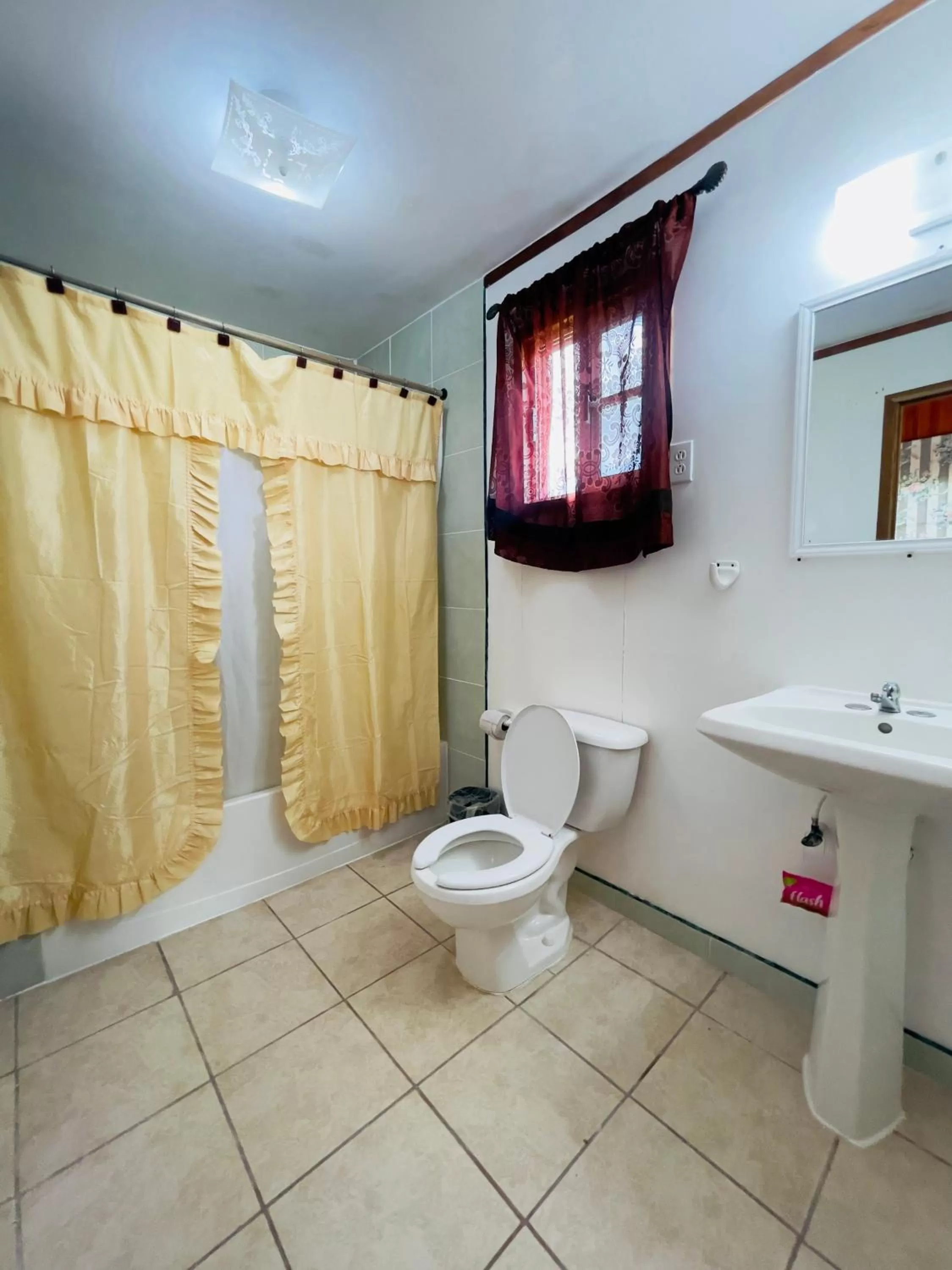 Bathroom in Lamanai Riverside Retreat