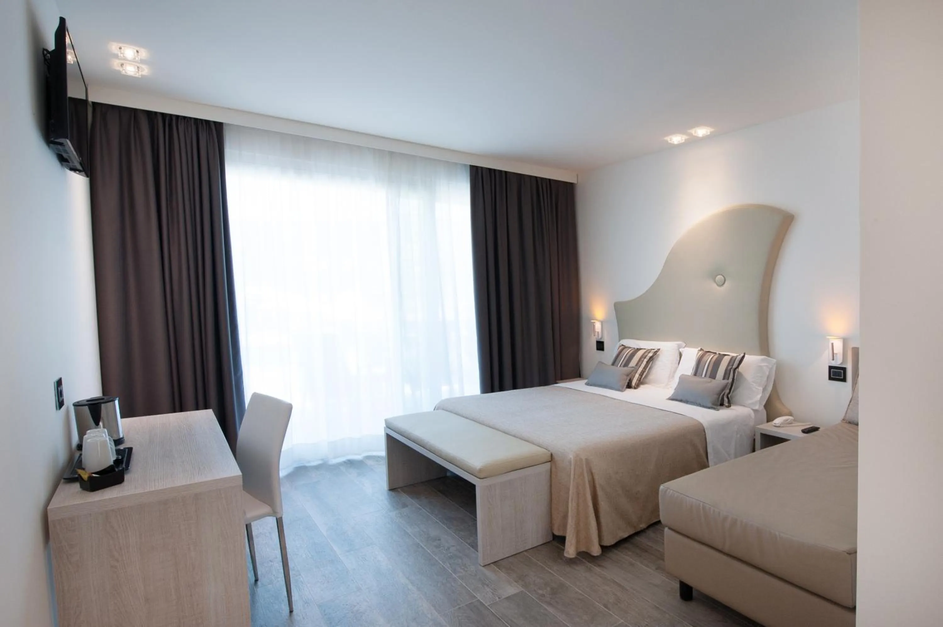 Junior Suite Deluxe Triple with Lake View  in Hotel Italia