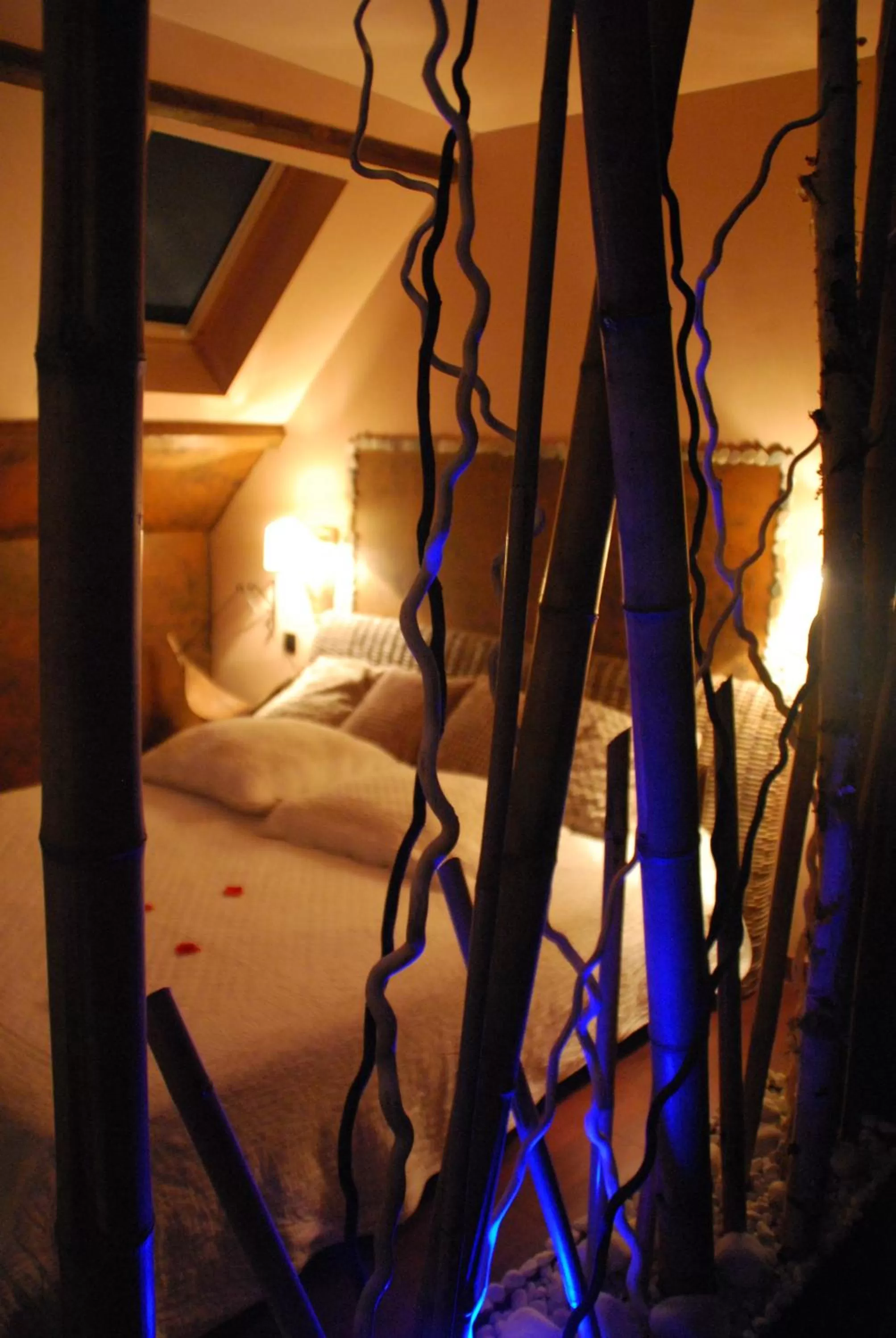 Decorative detail, Bed in Secret d'une Nuit a vicq prės de valenciennes,onnaing,saint saulve avec piscine , jaccuzi