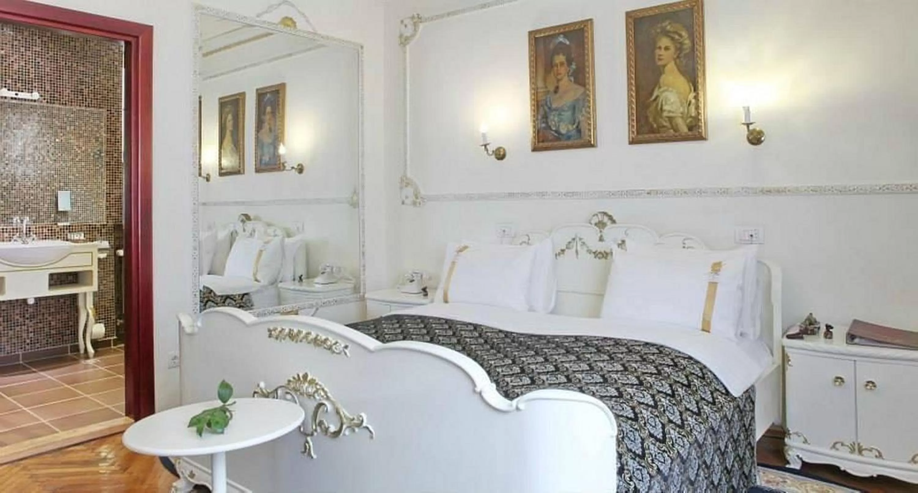 Bed in Queen's Astoria Design Hotel