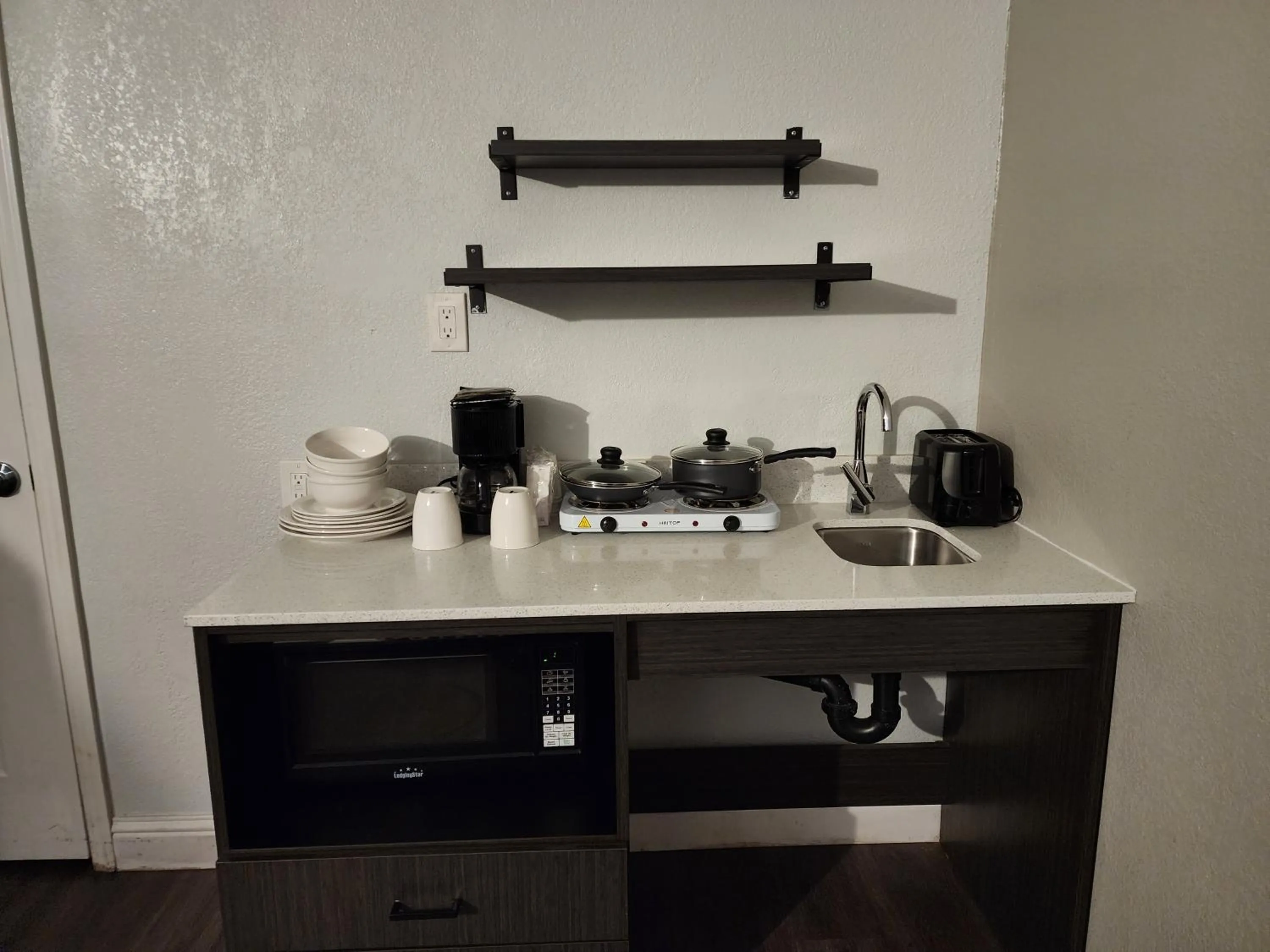 Kitchen or kitchenette in Studio 6 Sacramento, CA Natomas