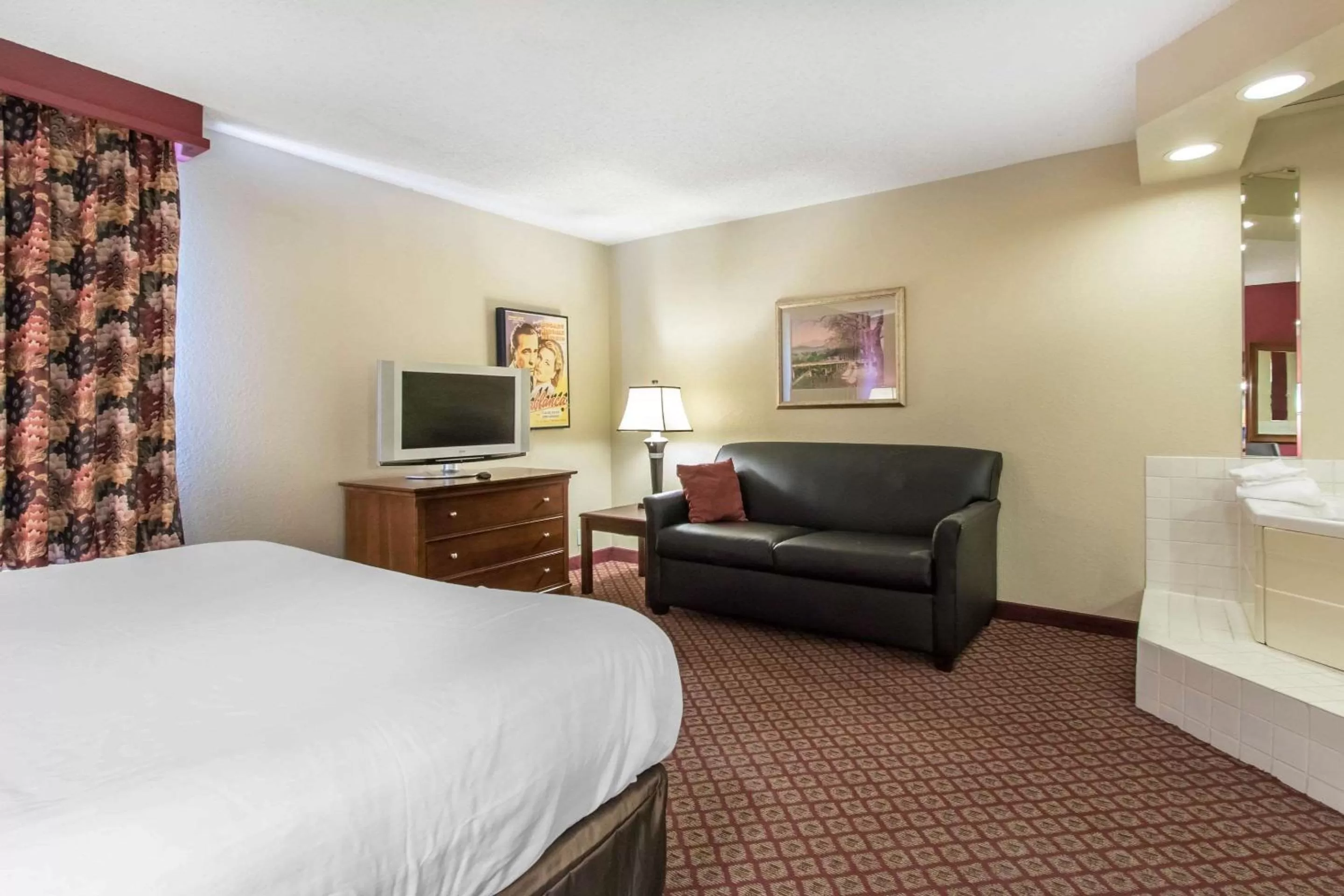 Photo of the whole room, Bed in Econo Lodge Inn & Suites Joplin