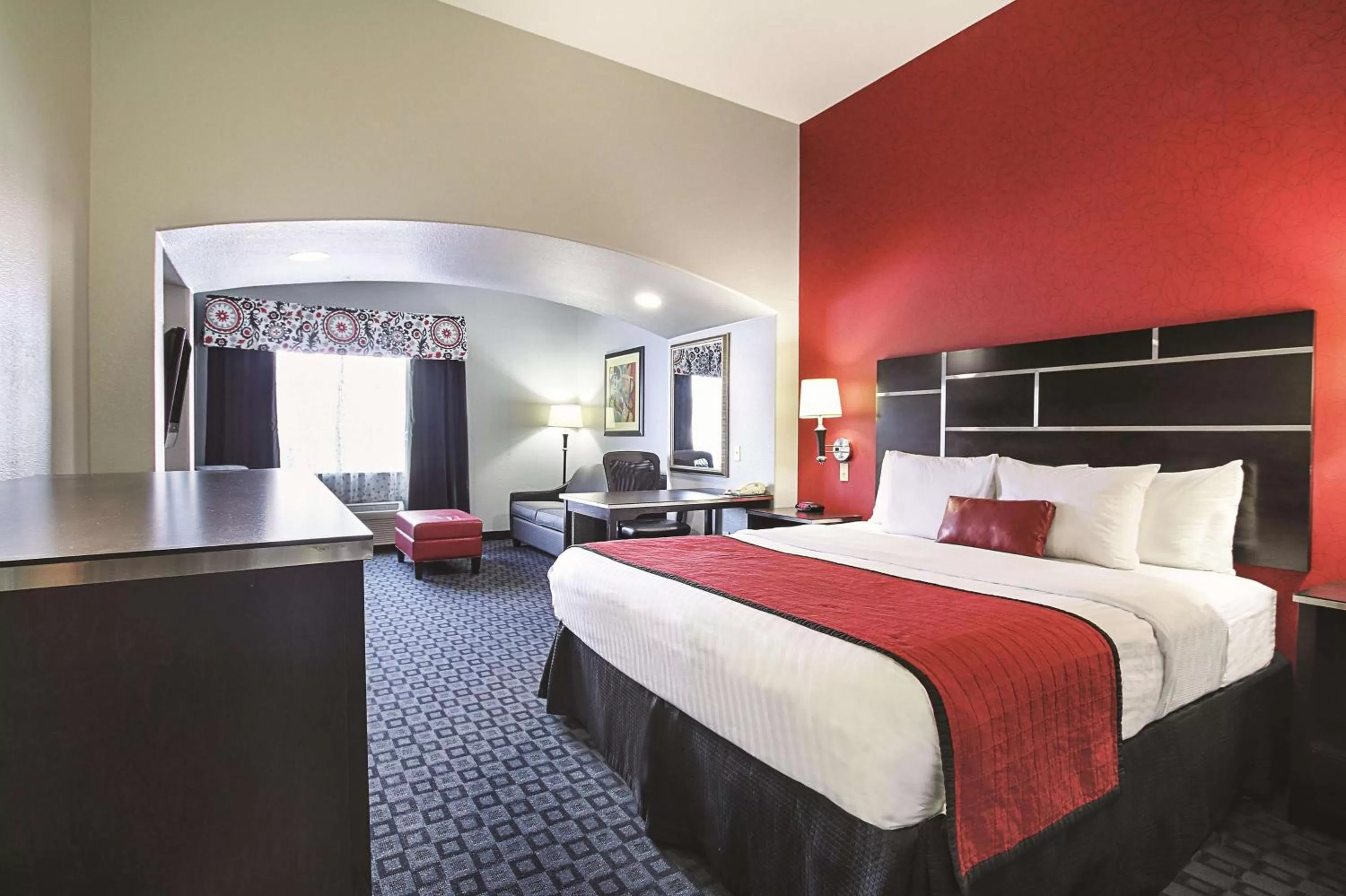 Photo of the whole room, Bed in La Quinta Inn & Suites by Wyndham South Dallas - Hutchins