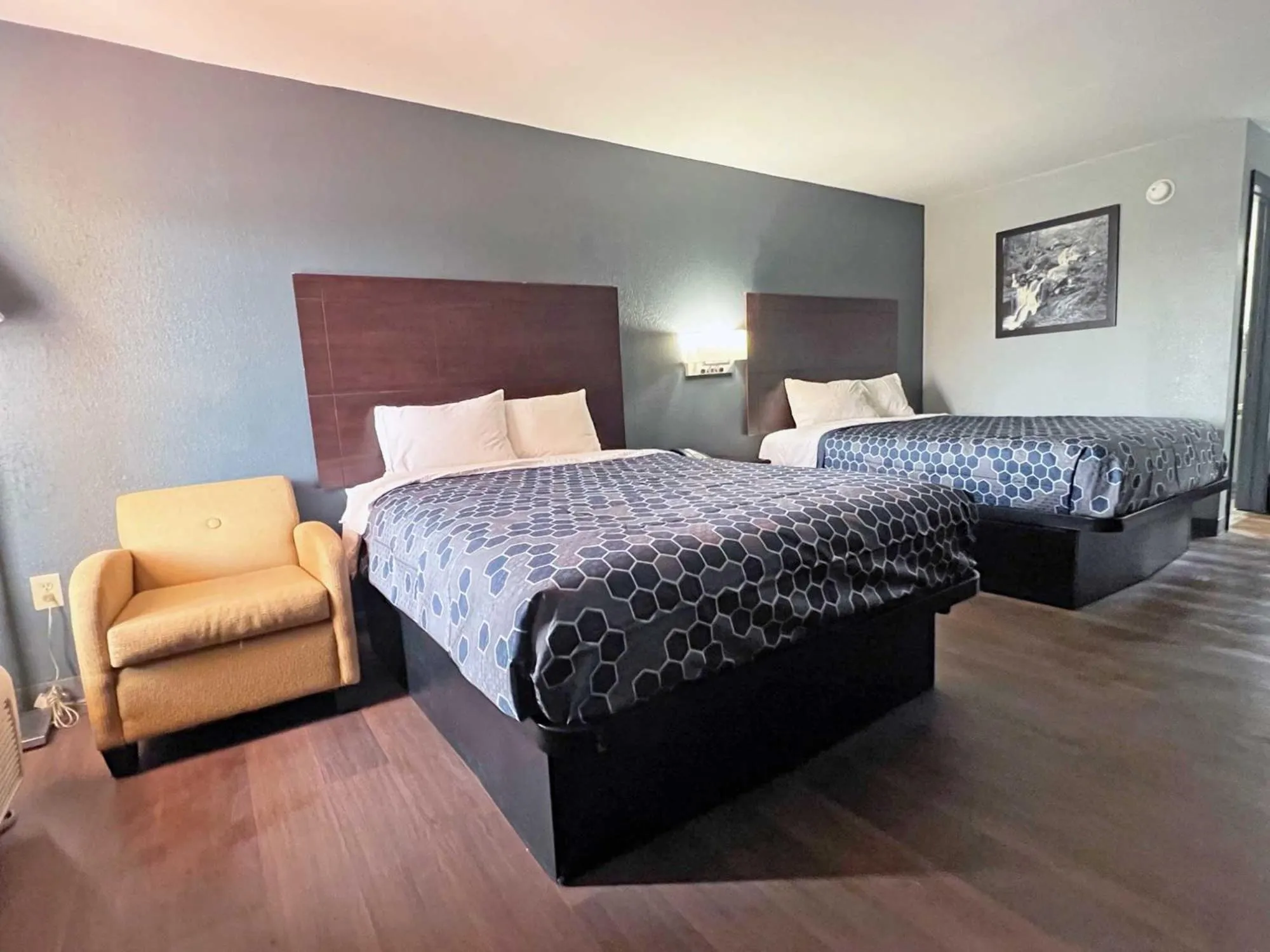 Bed in Red Carpet Inn & Suites