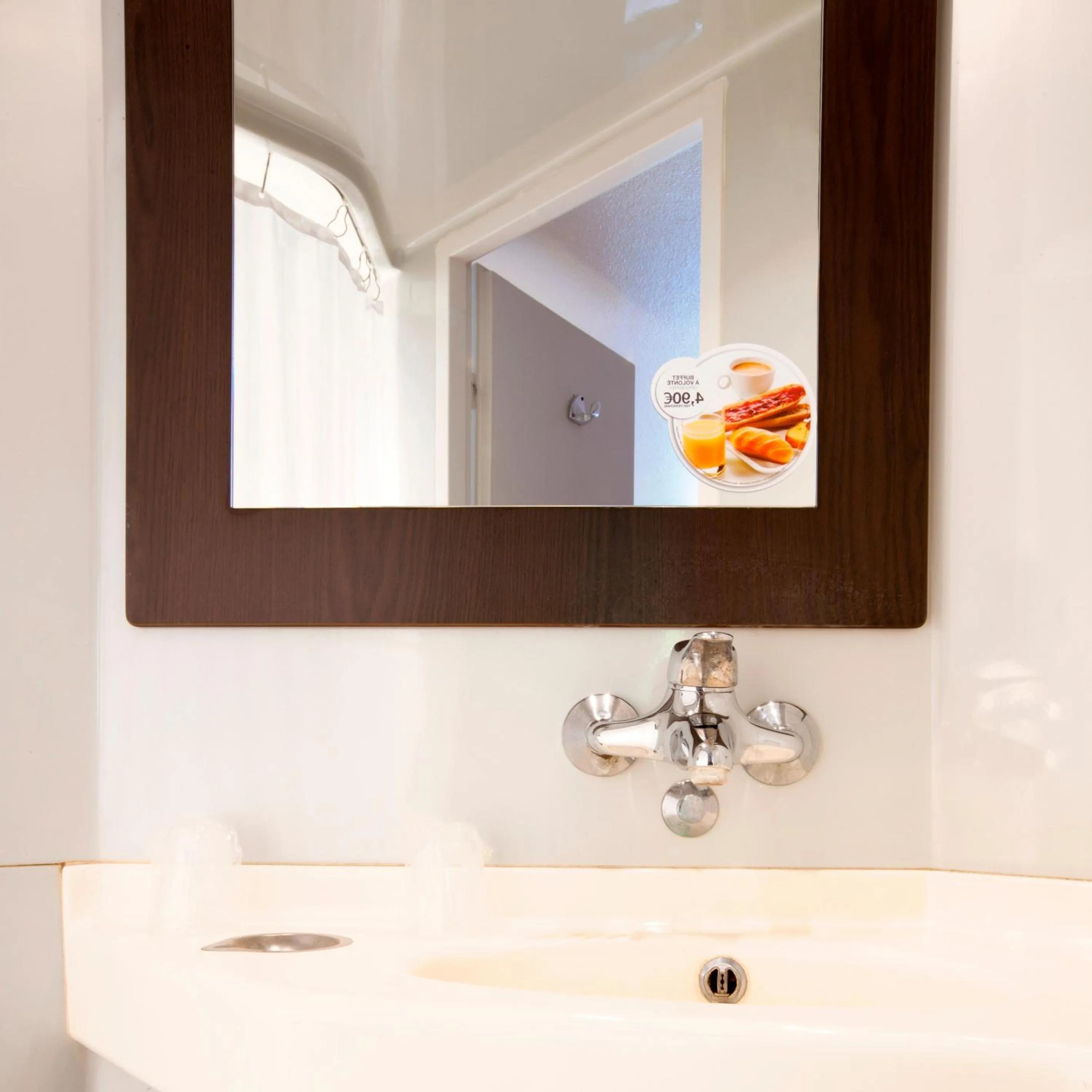 Bathroom in Premiere Classe Bordeaux Est Lormont