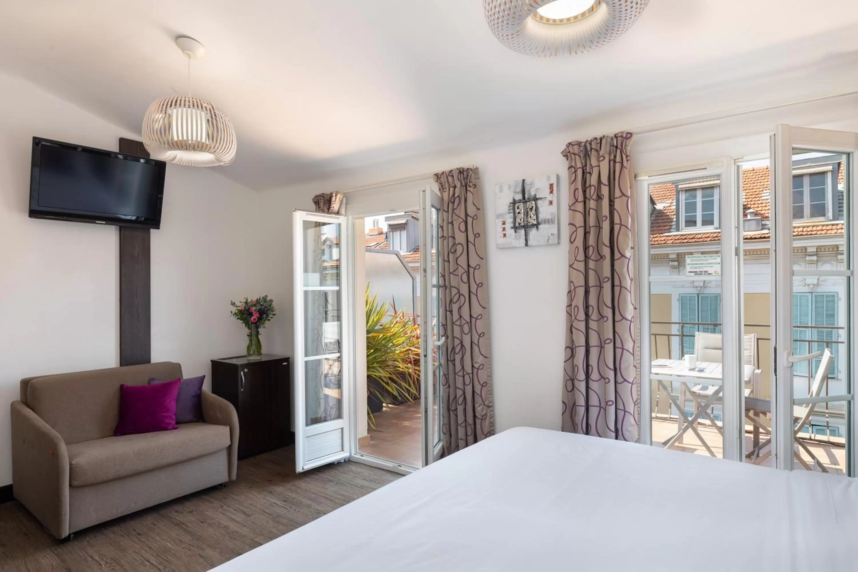 TV and multimedia, Bed in Hotel Florence Nice