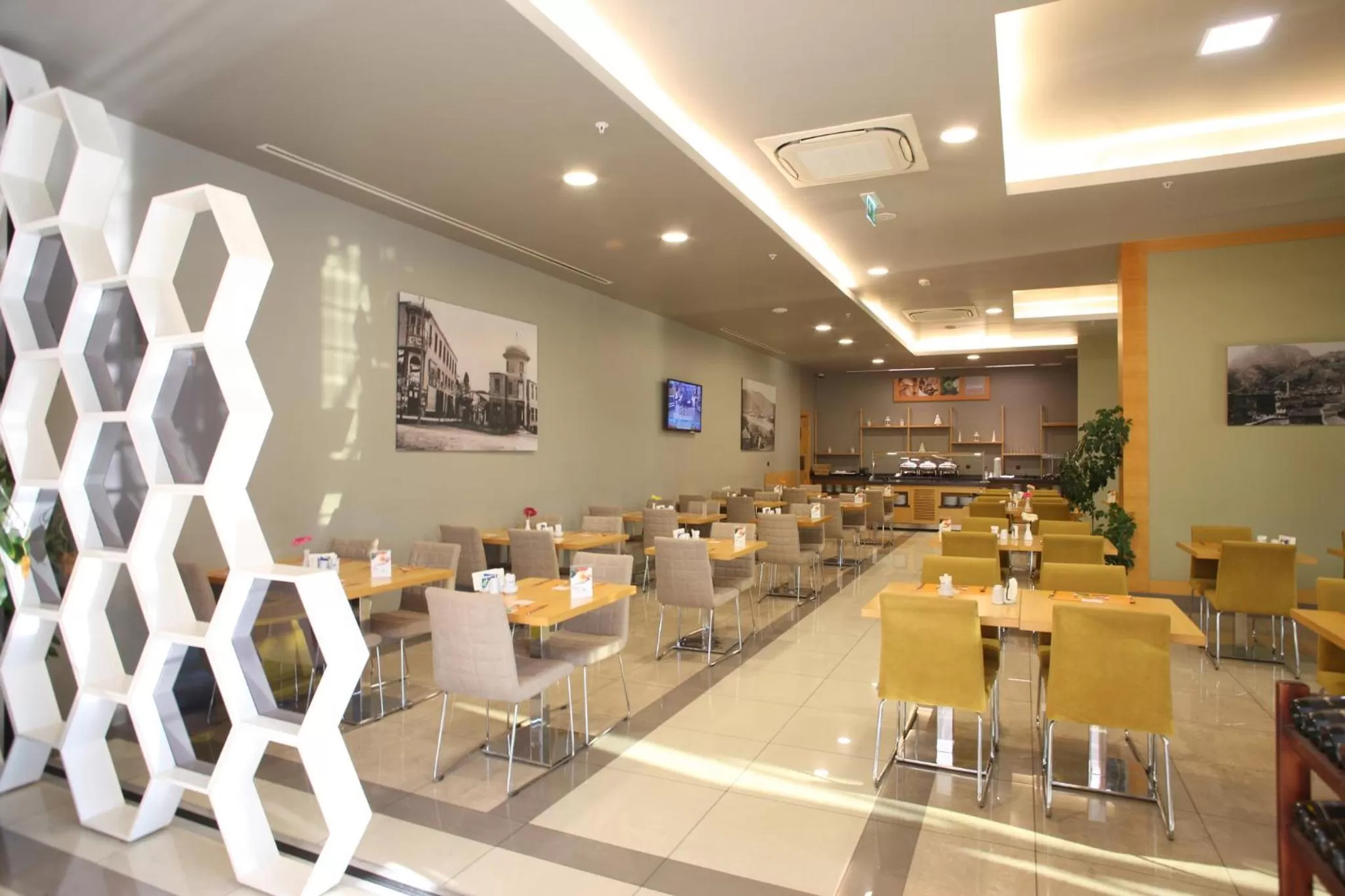 Restaurant/places to eat in Holiday Inn Express Manisa-West by IHG