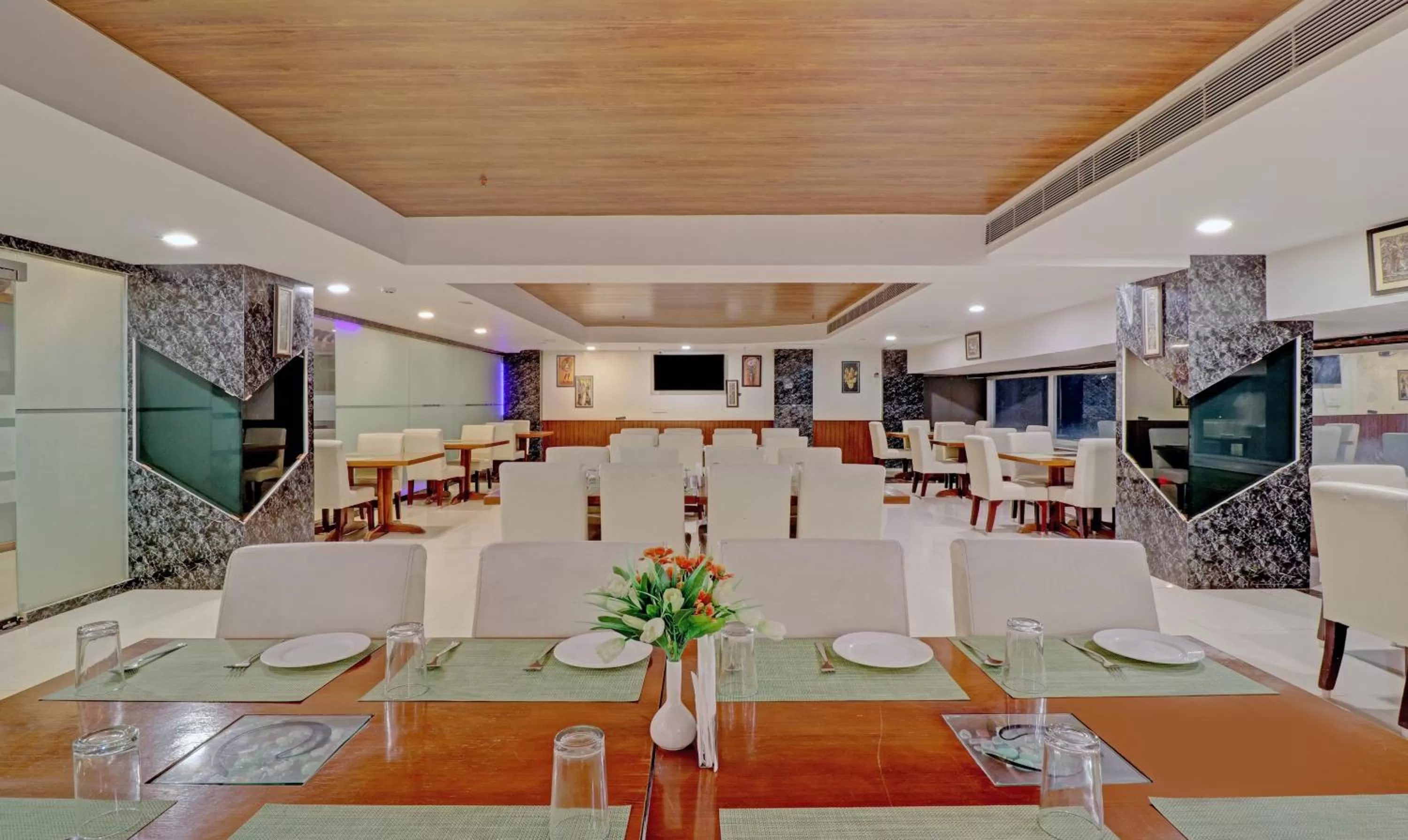 Restaurant/places to eat in Treebo Premium Pearl Avenue Banquets And Lawn