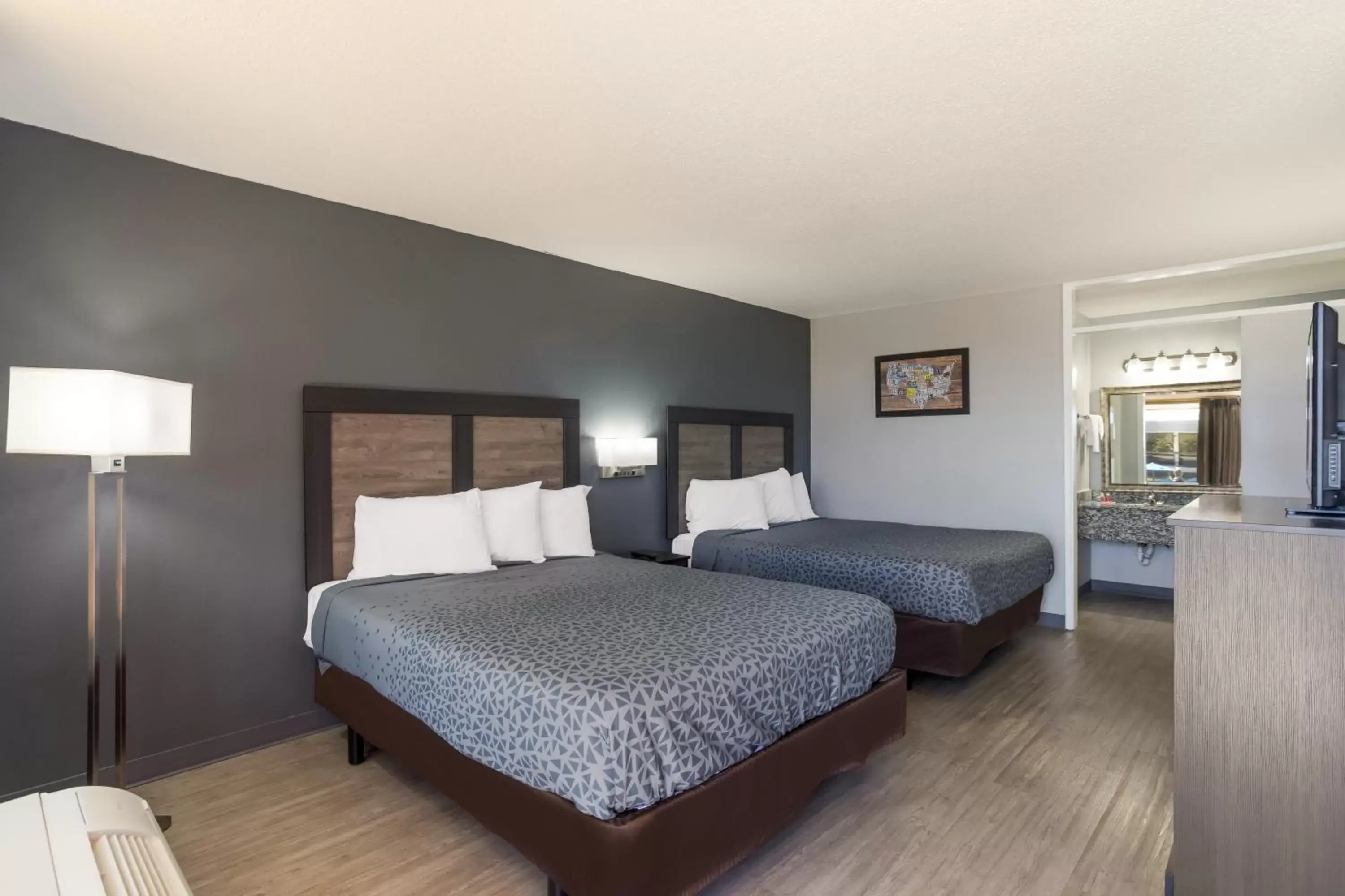 Double Room with Two Double Beds - Smoking in Econo Lodge Cave City Double Room with Two Double Beds - Smoking in Econo Lodge Cave City