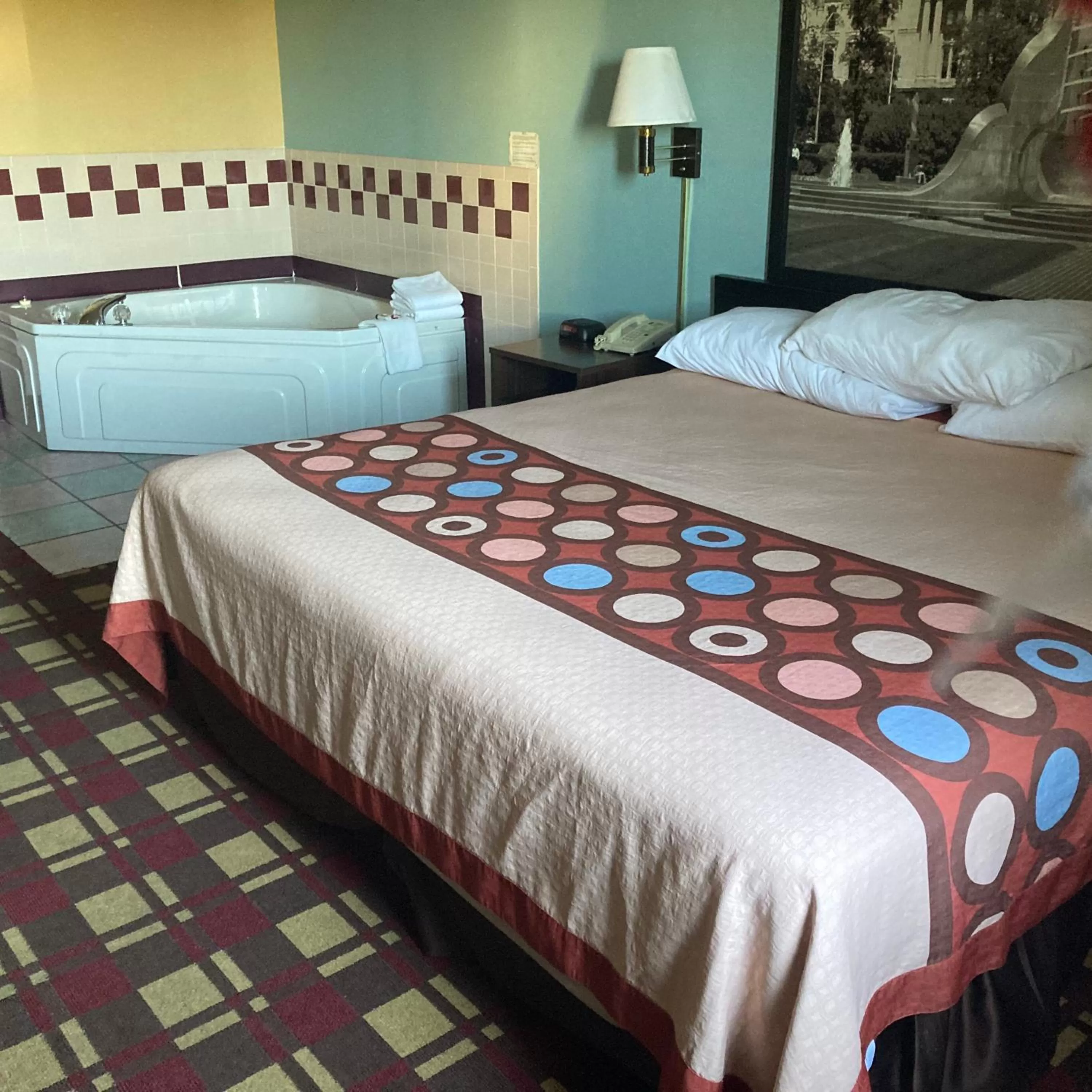 King Suite - Non-Smoking in Super 8 by Wyndham Martinsville