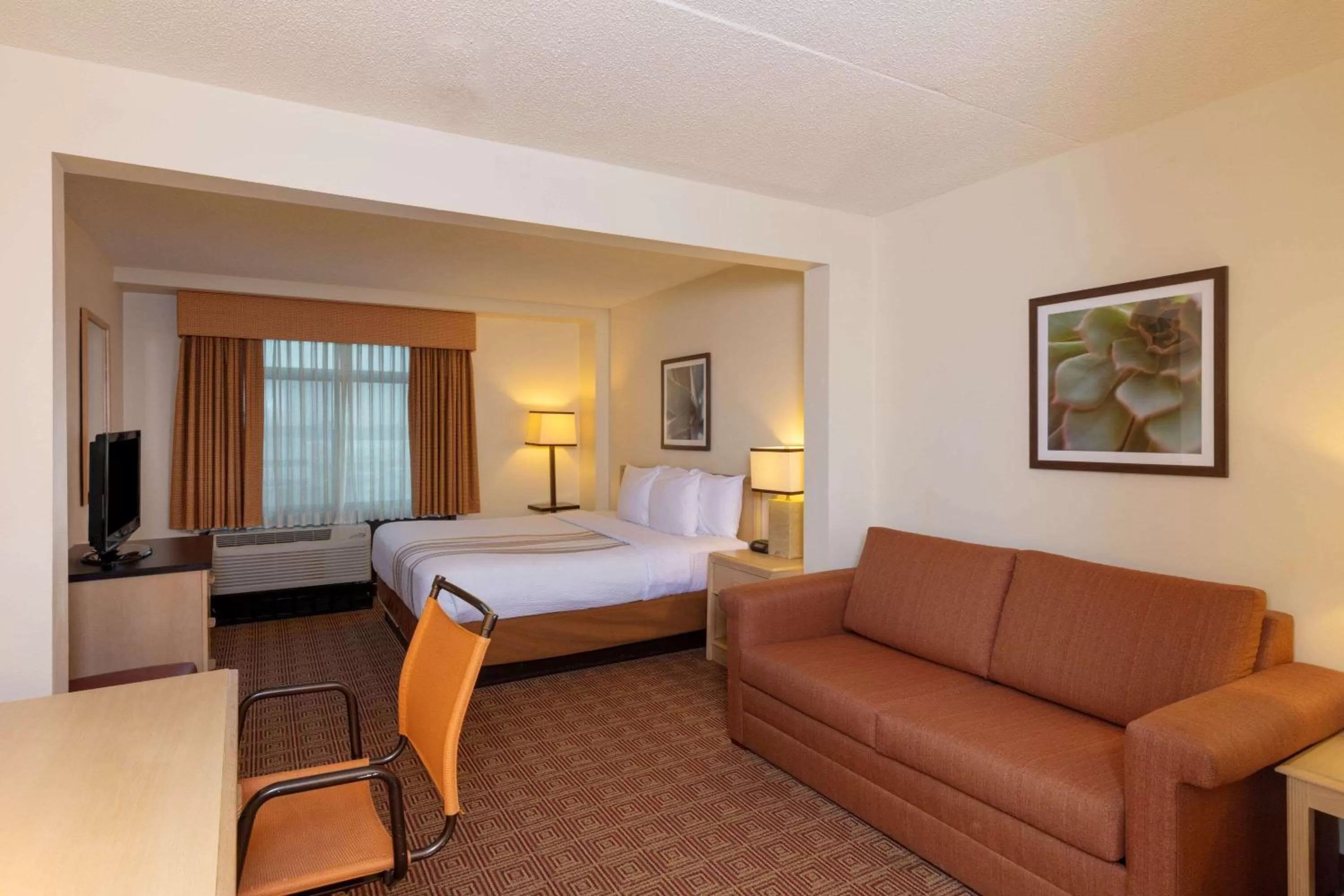 Photo of the whole room, Bed in La Quinta by Wyndham Garden City
