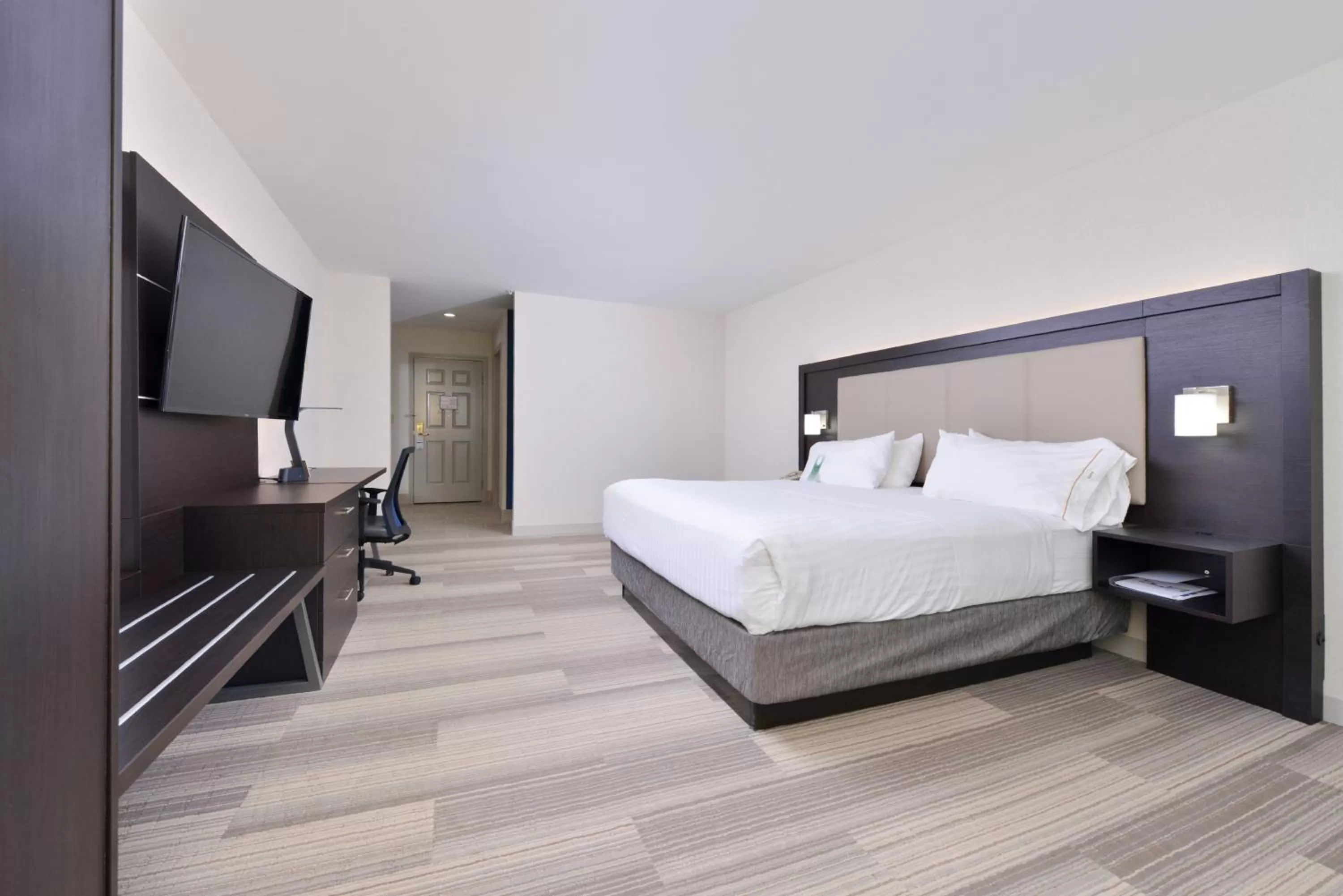 Photo of the whole room, Bed in Holiday Inn Express Mystic by IHG