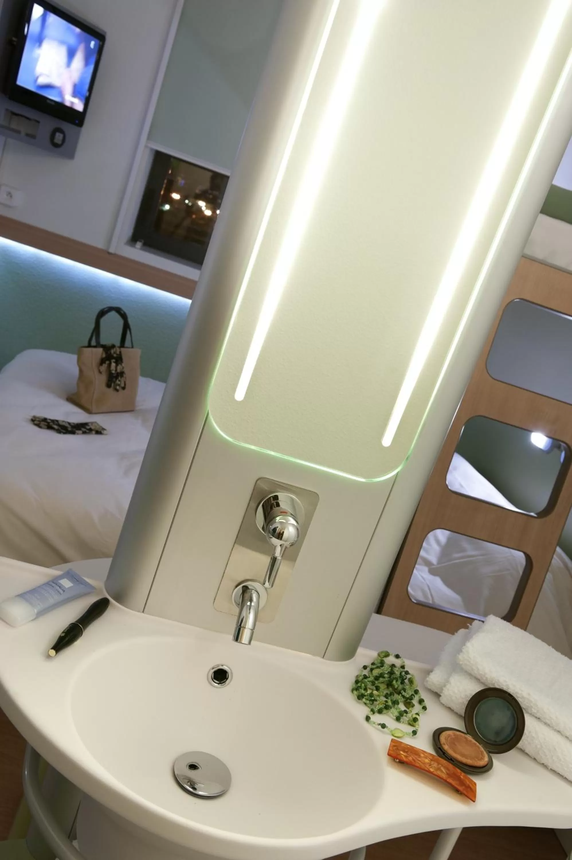 Shower, Bed in ibis budget Saint-Quentin Centre Gare
