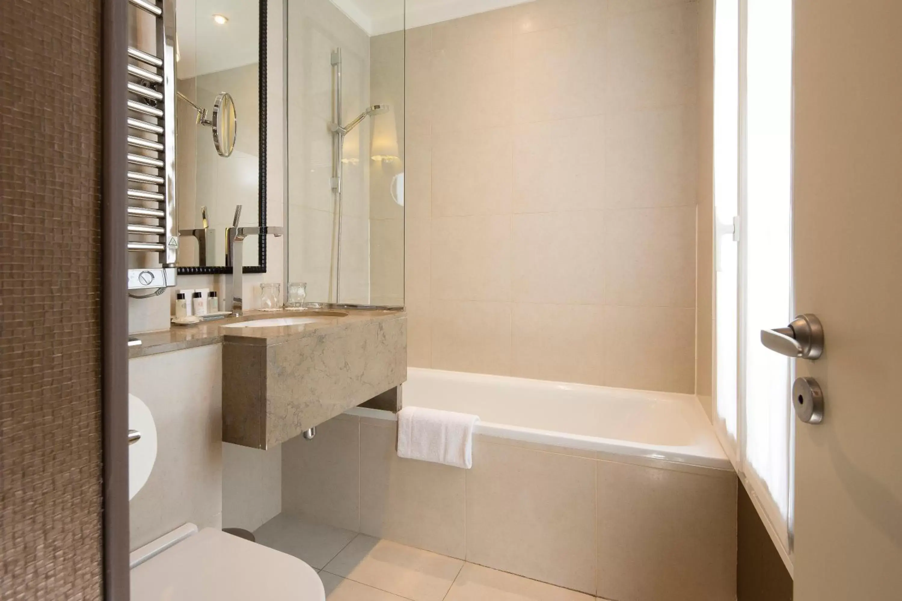 Two Adjacent Classic Double Rooms in Hôtel l'Inattendu Two Adjacent Classic Double Rooms in Hôtel l'Inattendu