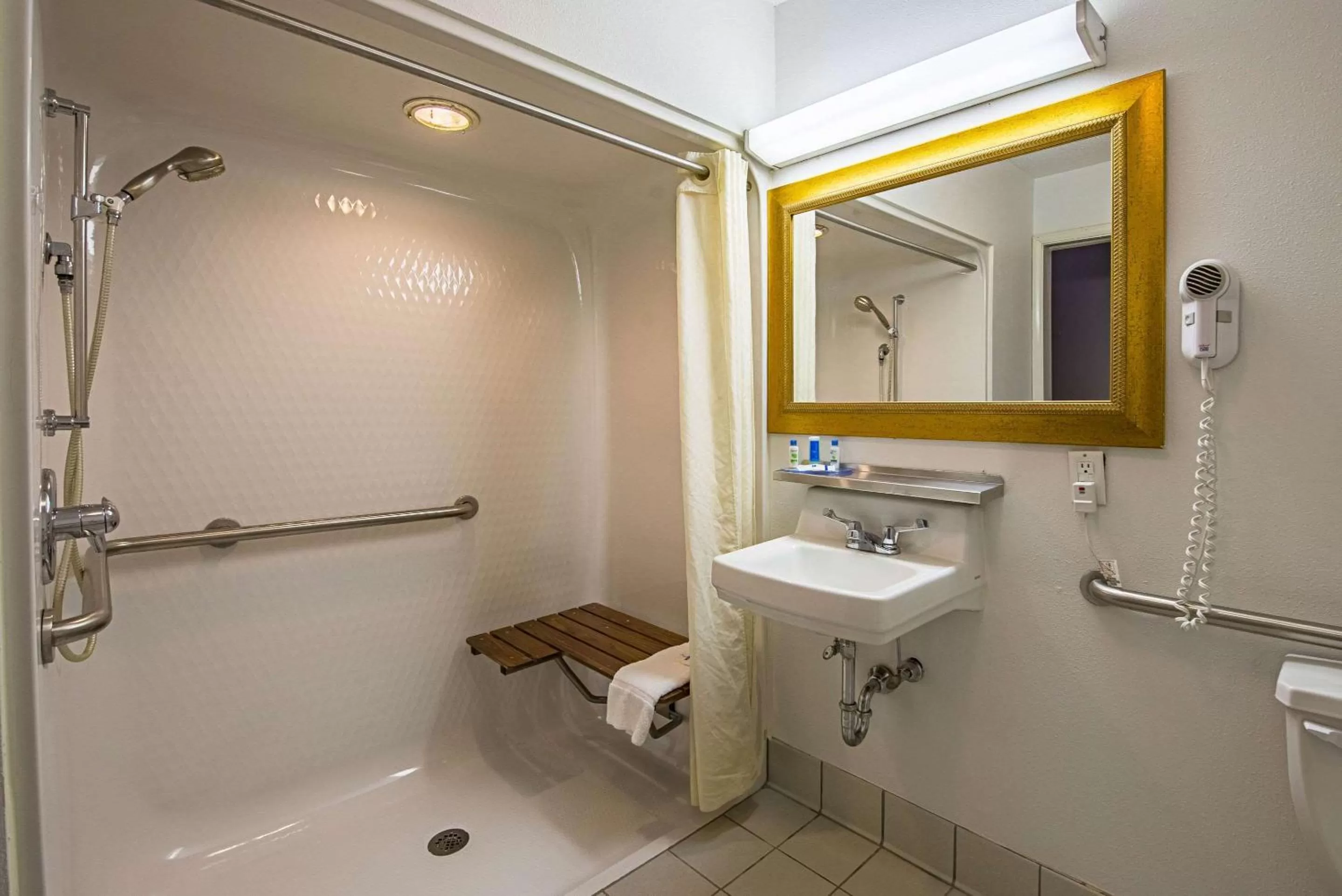 Photo of the whole room, Bathroom in Rodeway Inn Huntington