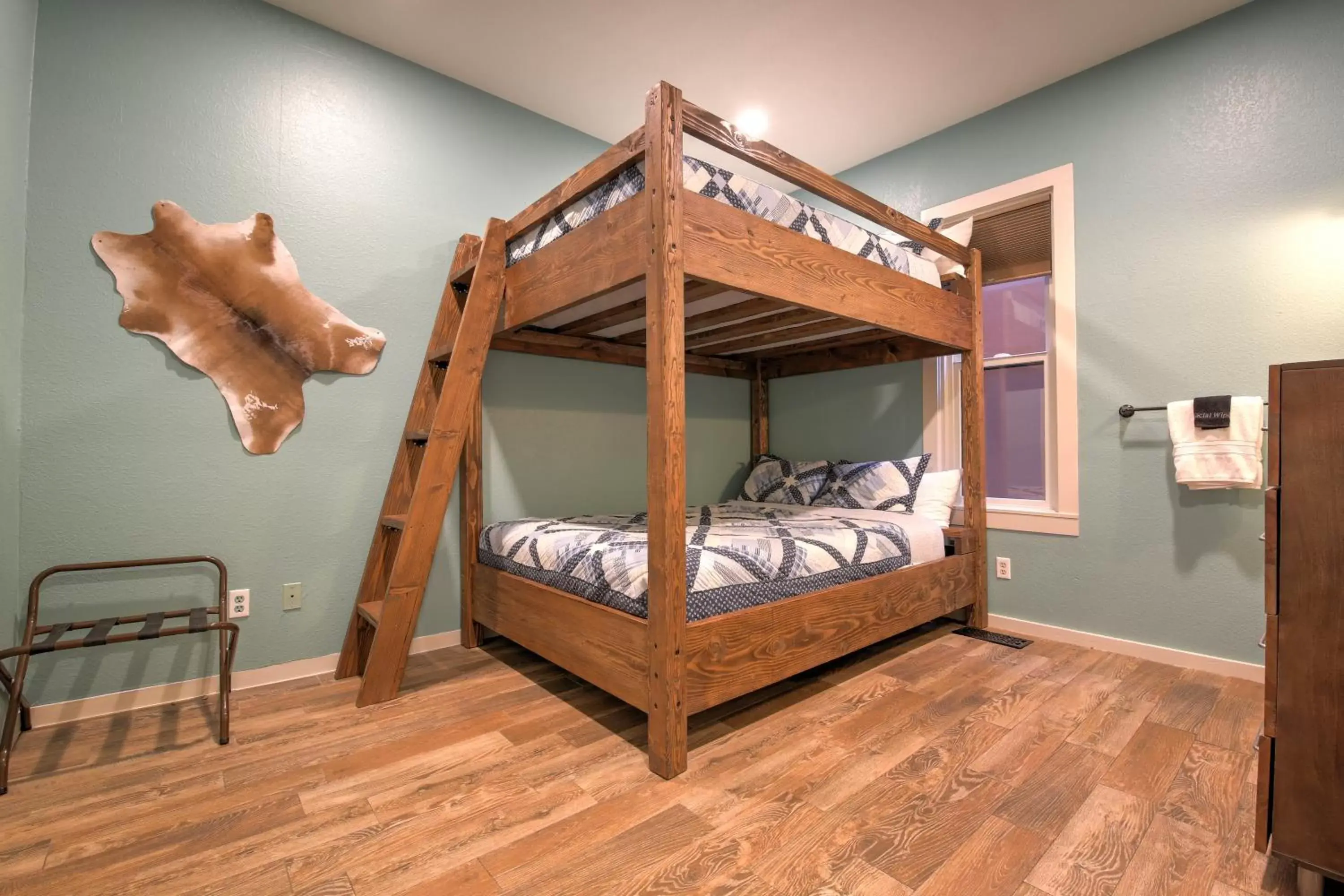Queen Room with Queen Bunk Beds in The Groveland Hotel Queen Room with Queen Bunk Beds in The Groveland Hotel