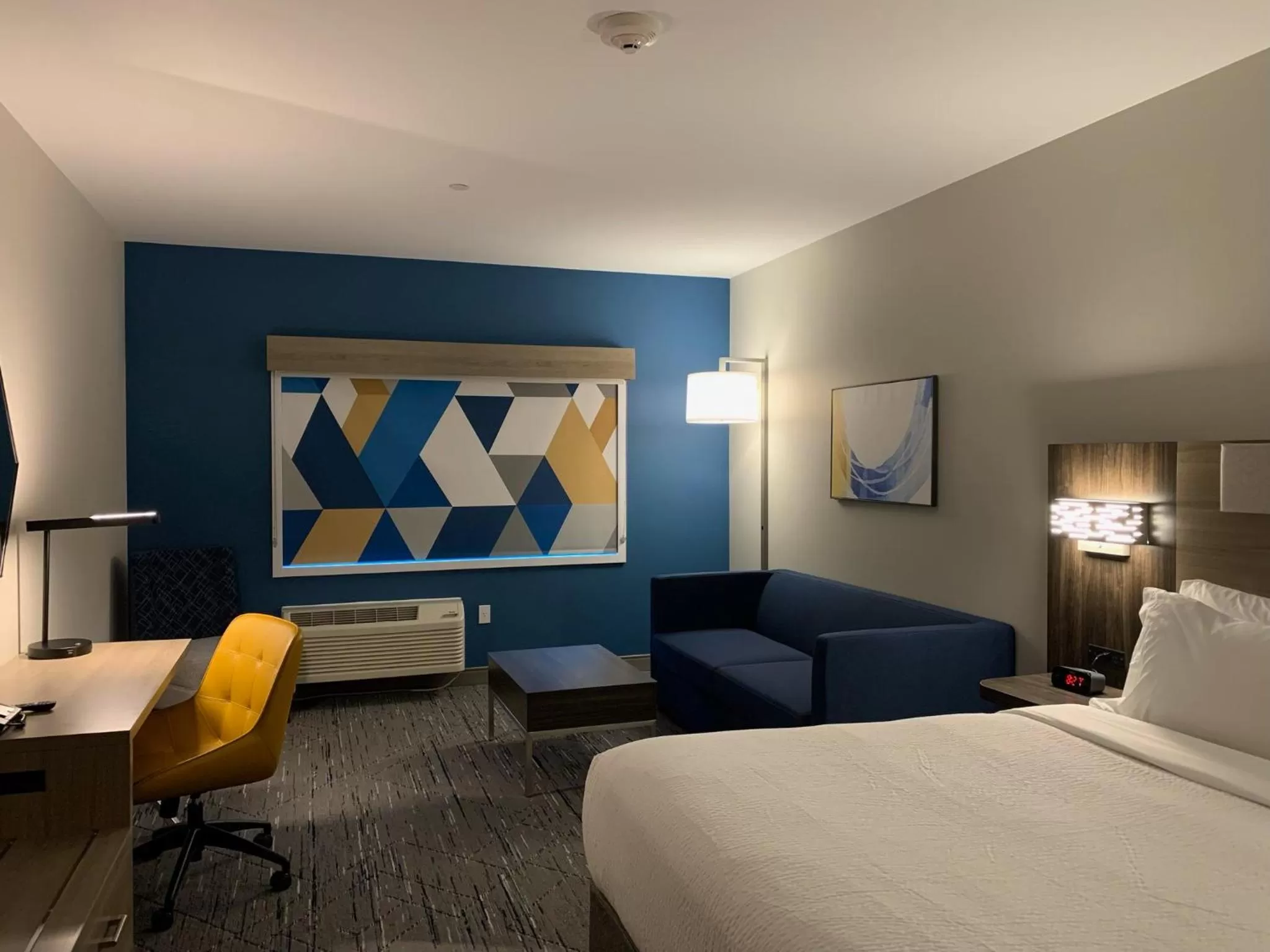 Bedroom, Bed in Holiday Inn Express & Suites Courtenay - Comox by IHG