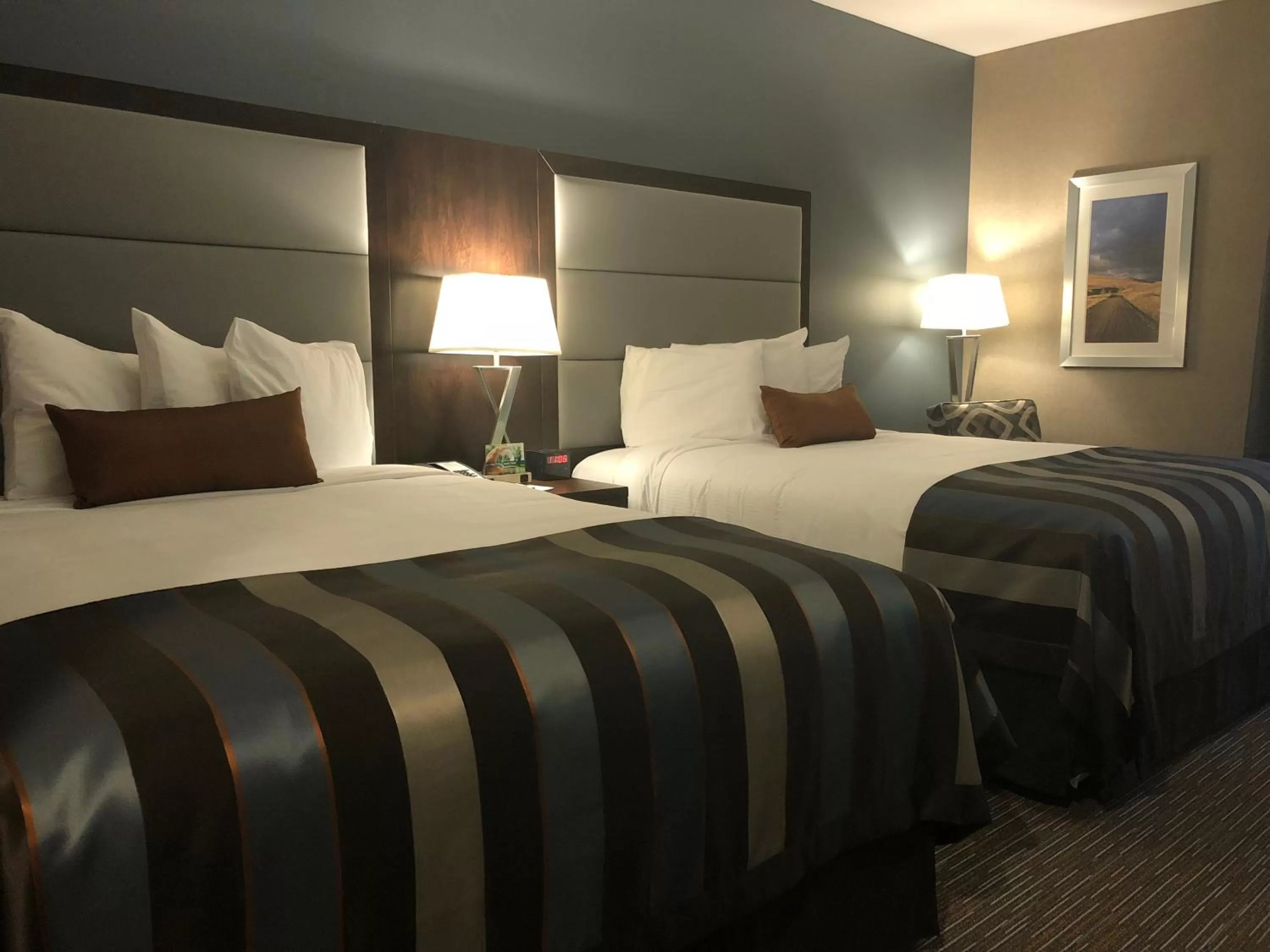 Bedroom, Bed in Wingate by Wyndham Kamloops