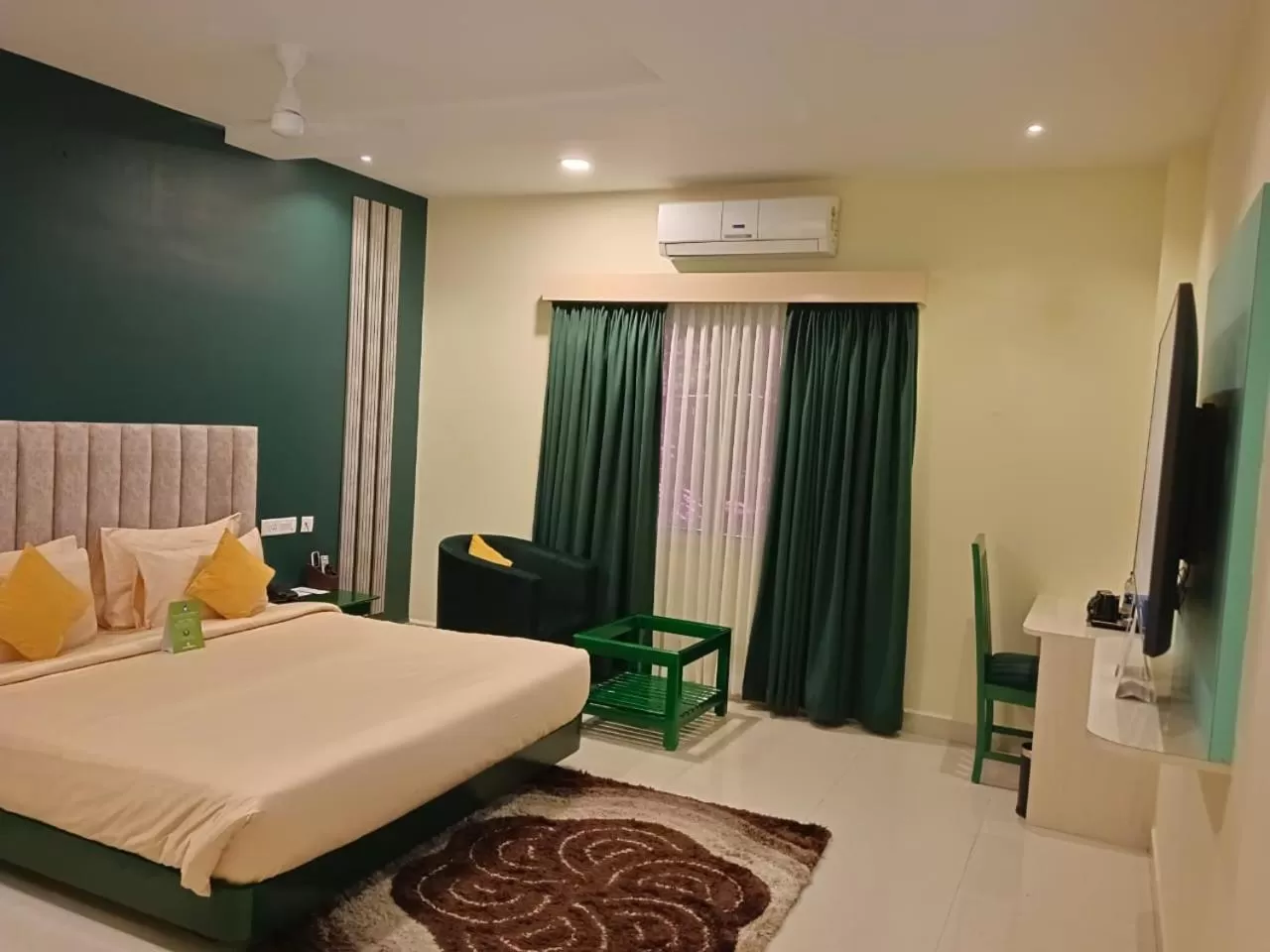 Photo of the whole room, Bed in HOTEL ROYAL GRANDE