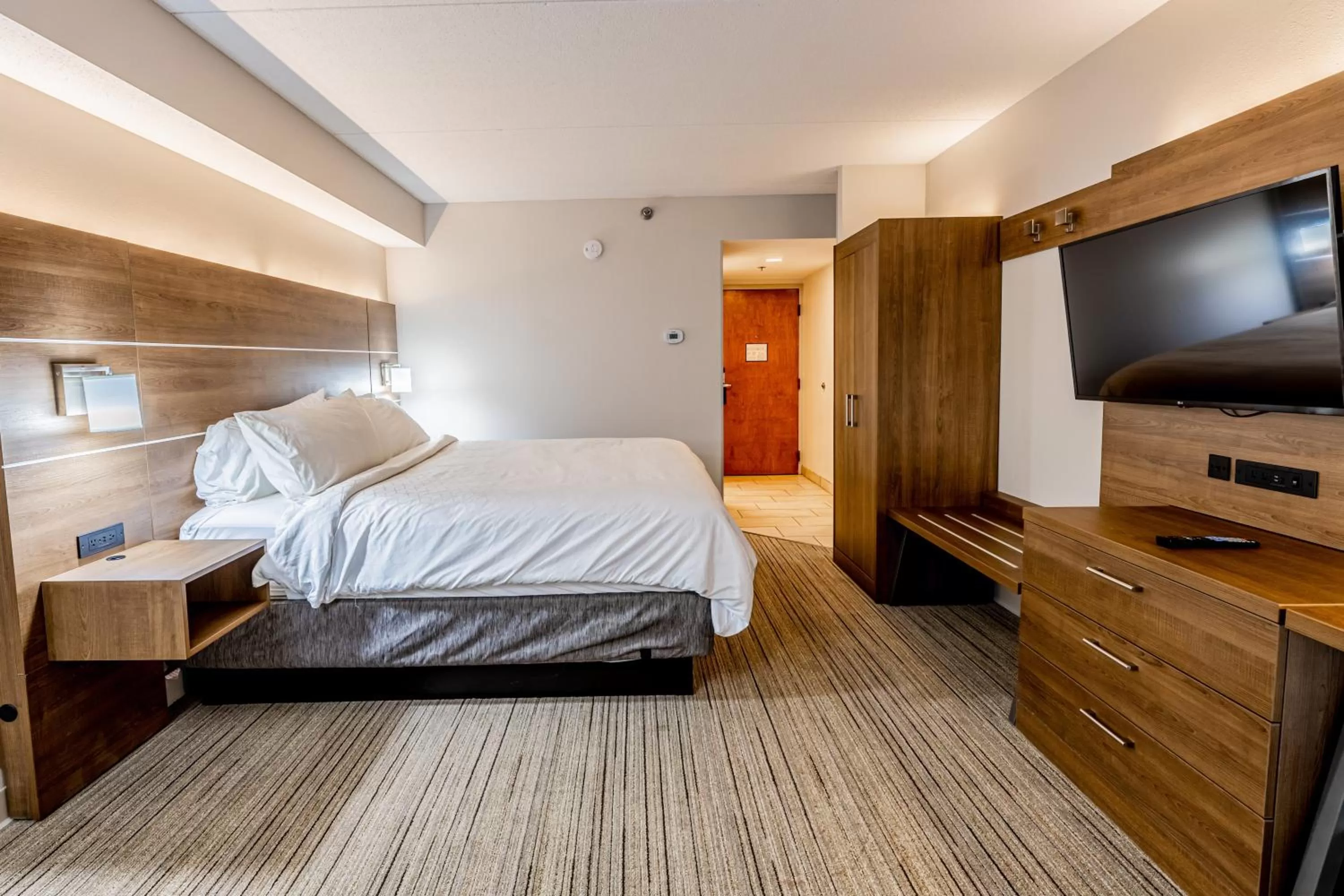 Photo of the whole room, Bed in Holiday Inn Express Indianapolis South by IHG